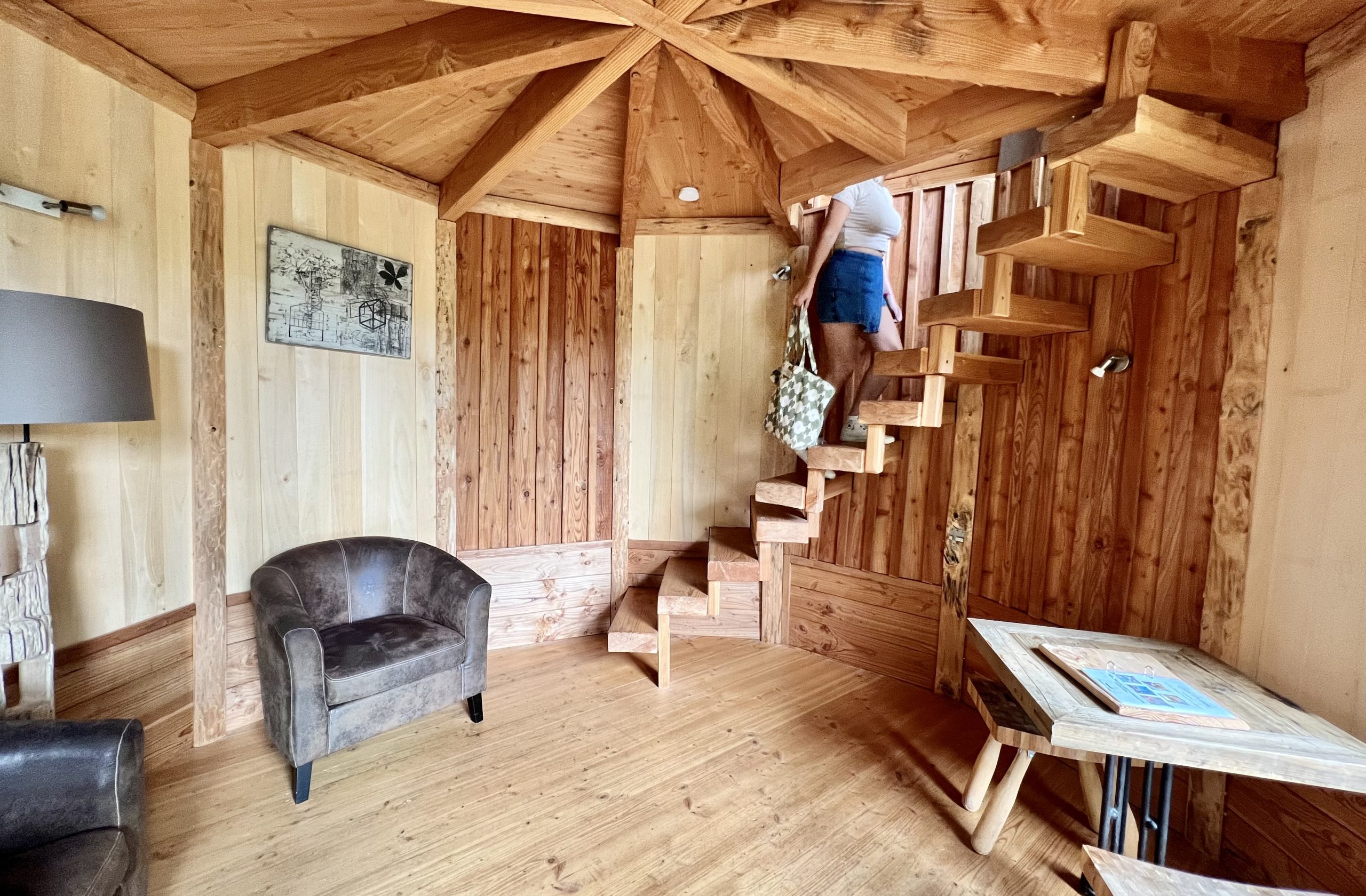 pigeo escalier 1 Cabane en bois avec escalier en colimaçon et coin salon cosy.