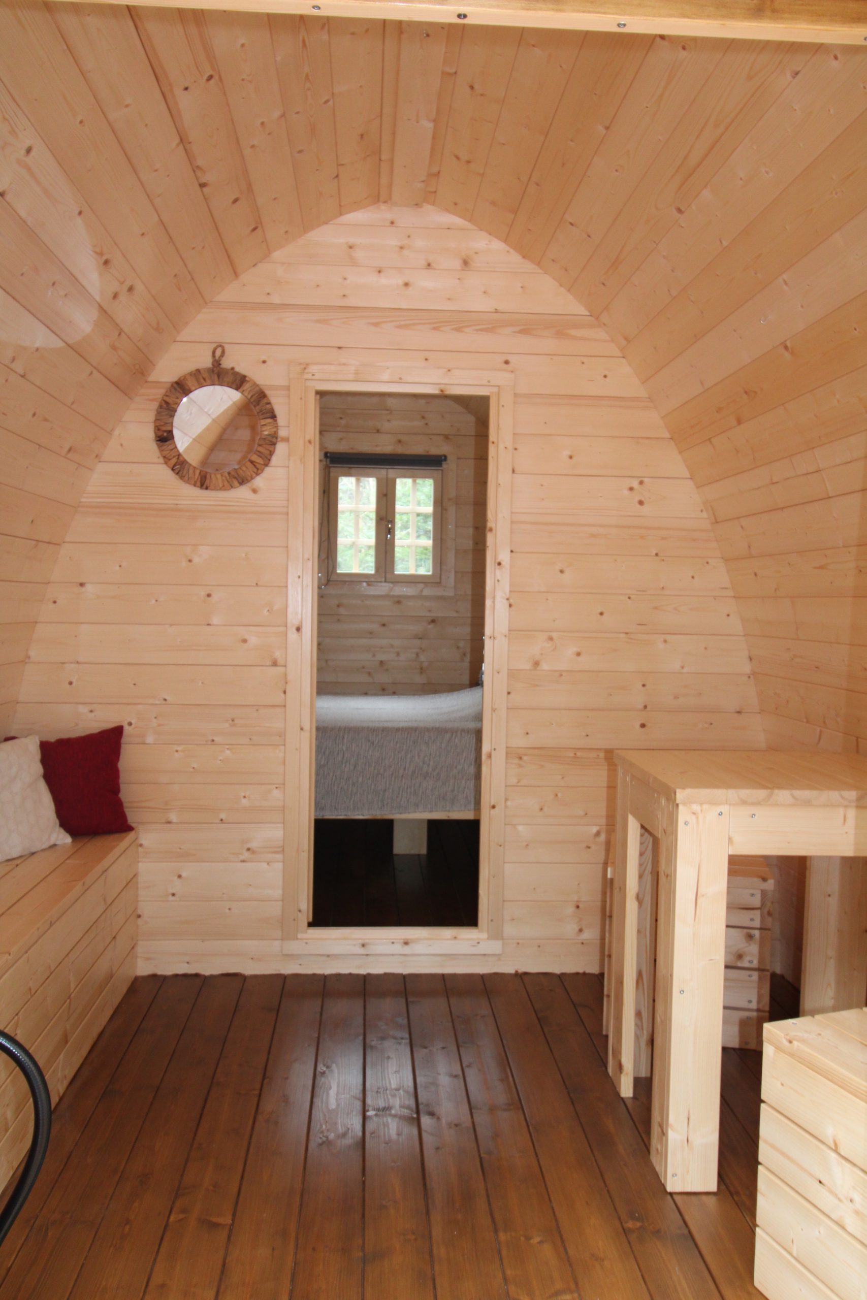 IMG_8388 Intérieur dune cabane en bois, avec murs en pin et mobilier simple et chaleureux.
