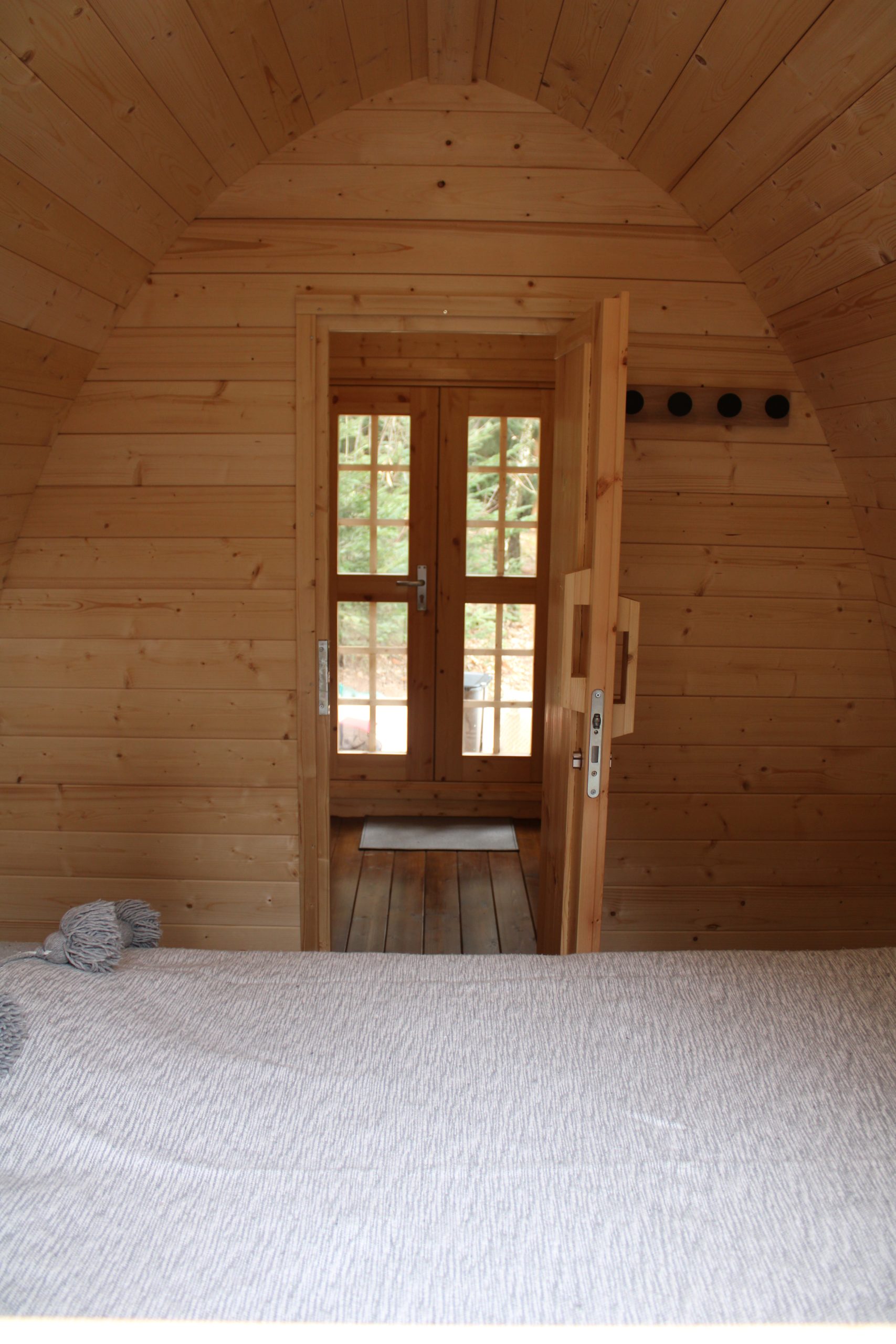 IMG_8400 Cabane en bois avec porte vitrée, offrant une ambiance chaleureuse et naturelle.