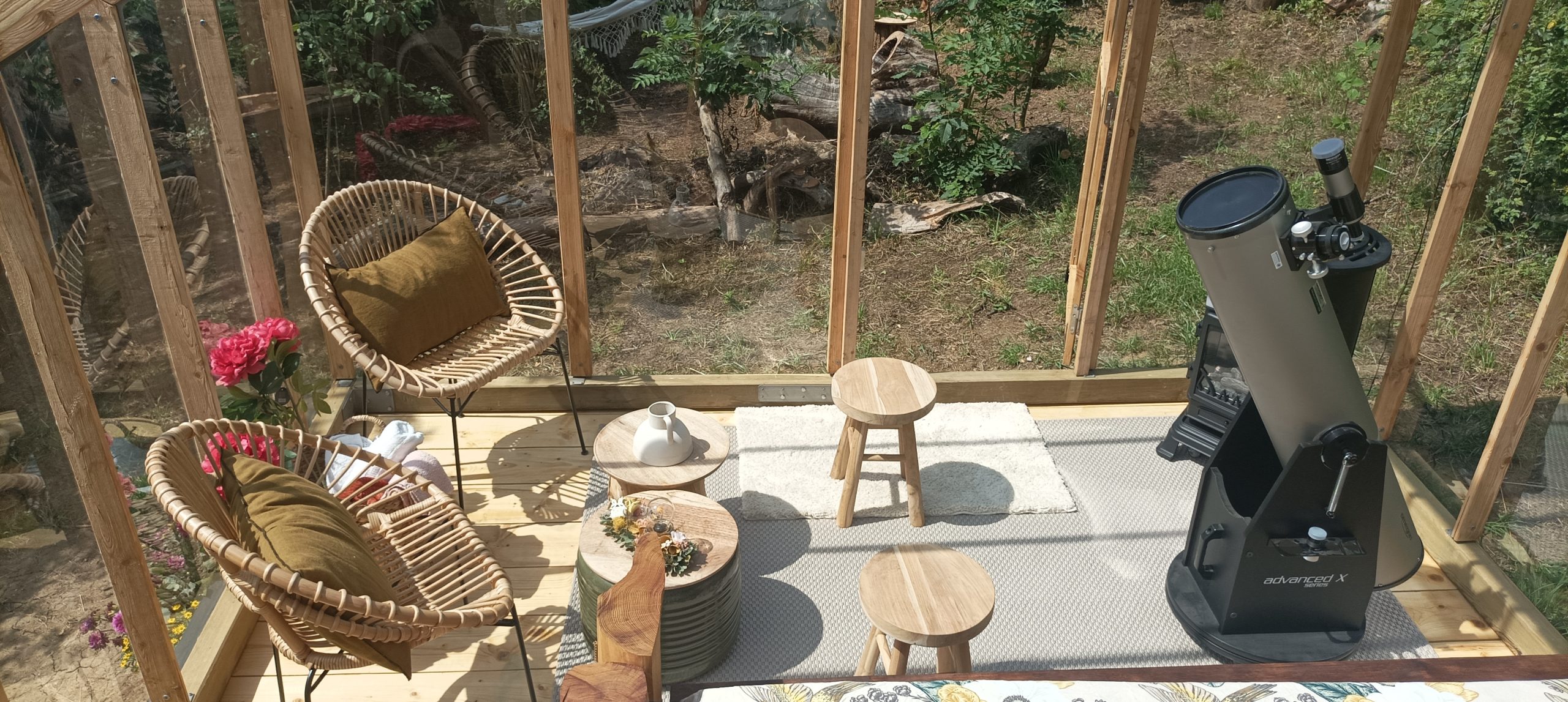 cabane du rêveur - estivale (6) Hébergement insolite en serre avec télescope et fauteuils confortables.