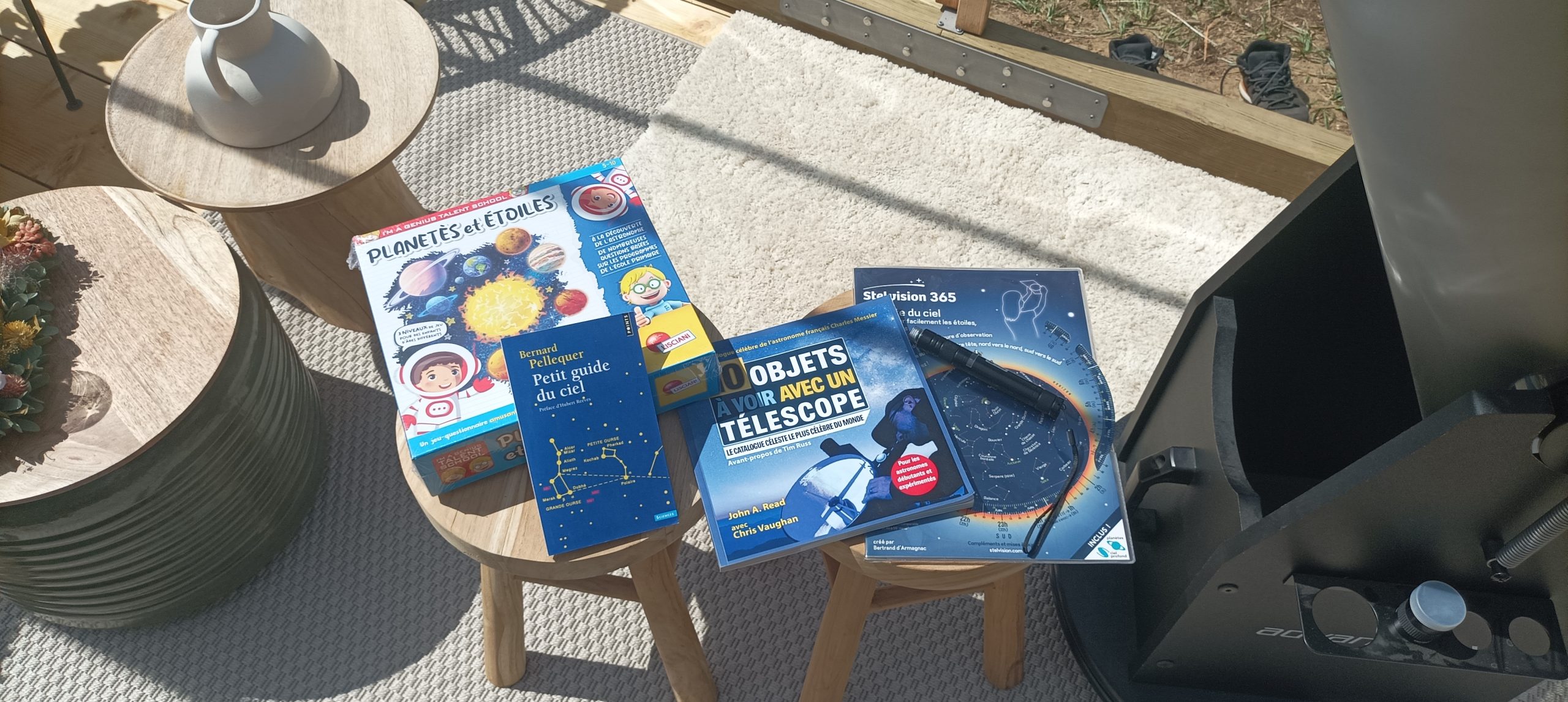 cabane du rêveur - estivale (7) Hébergement insolite à Grand-Est : un coin lecture avec jeux détoiles et télescope.