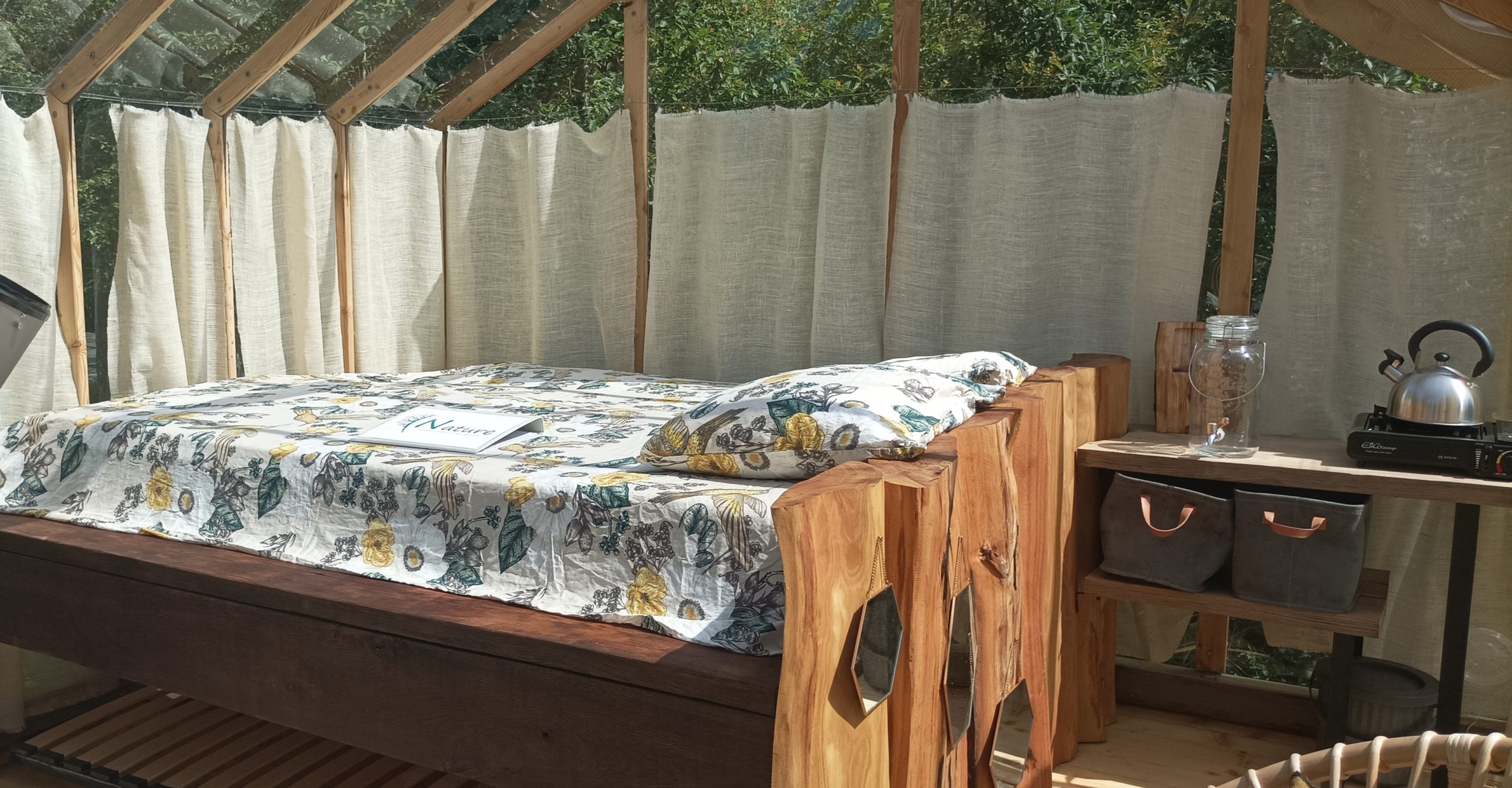 cabane du rêveur - estivale (9) Cabane en bois avec lit confortable et vue sur la nature, ambiance chaleureuse.