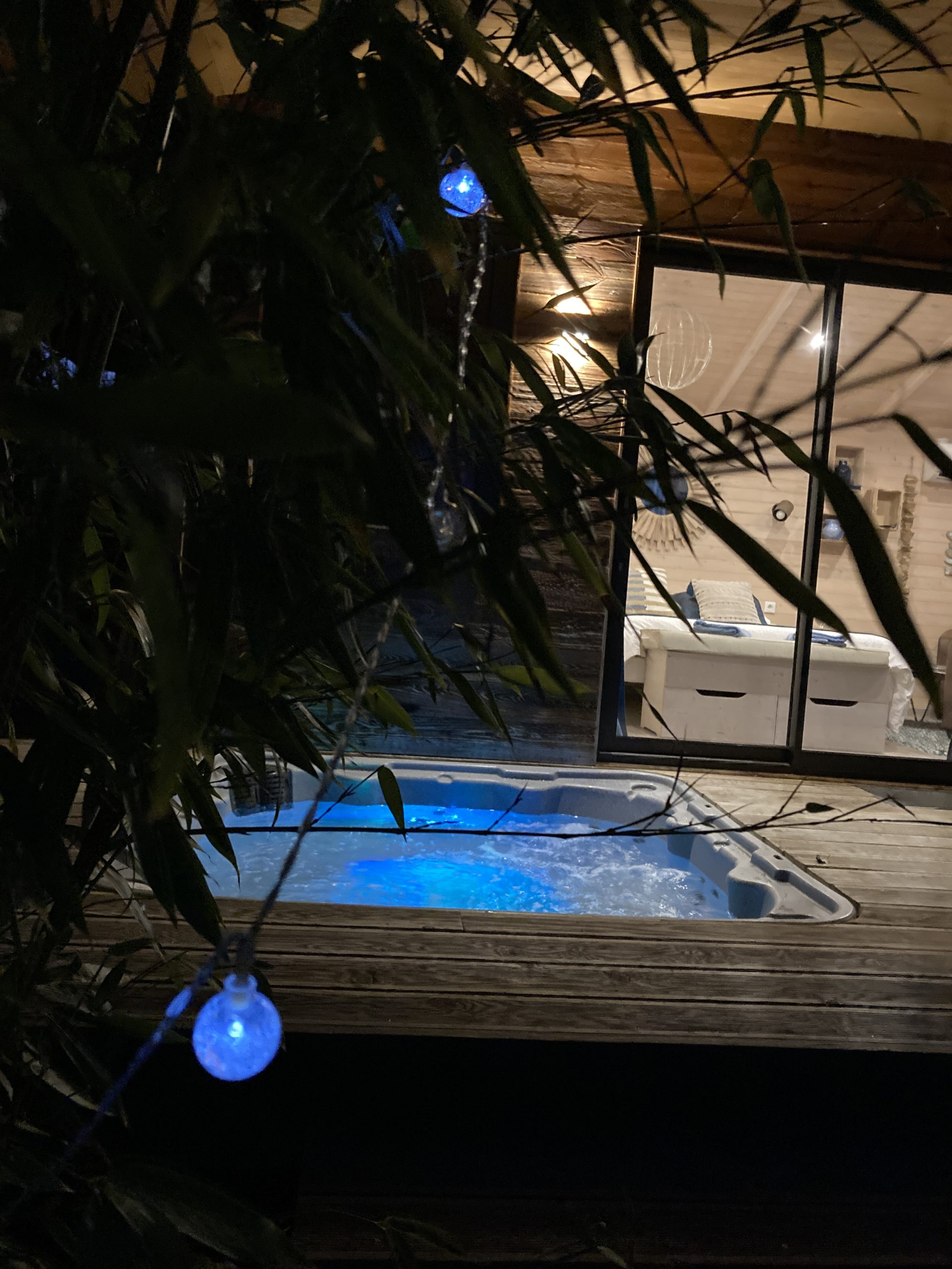 instant détente baies sauvages Hébergement insolite en Languedoc-Roussillon avec jacuzzi illuminé et ambiance chaleureuse.