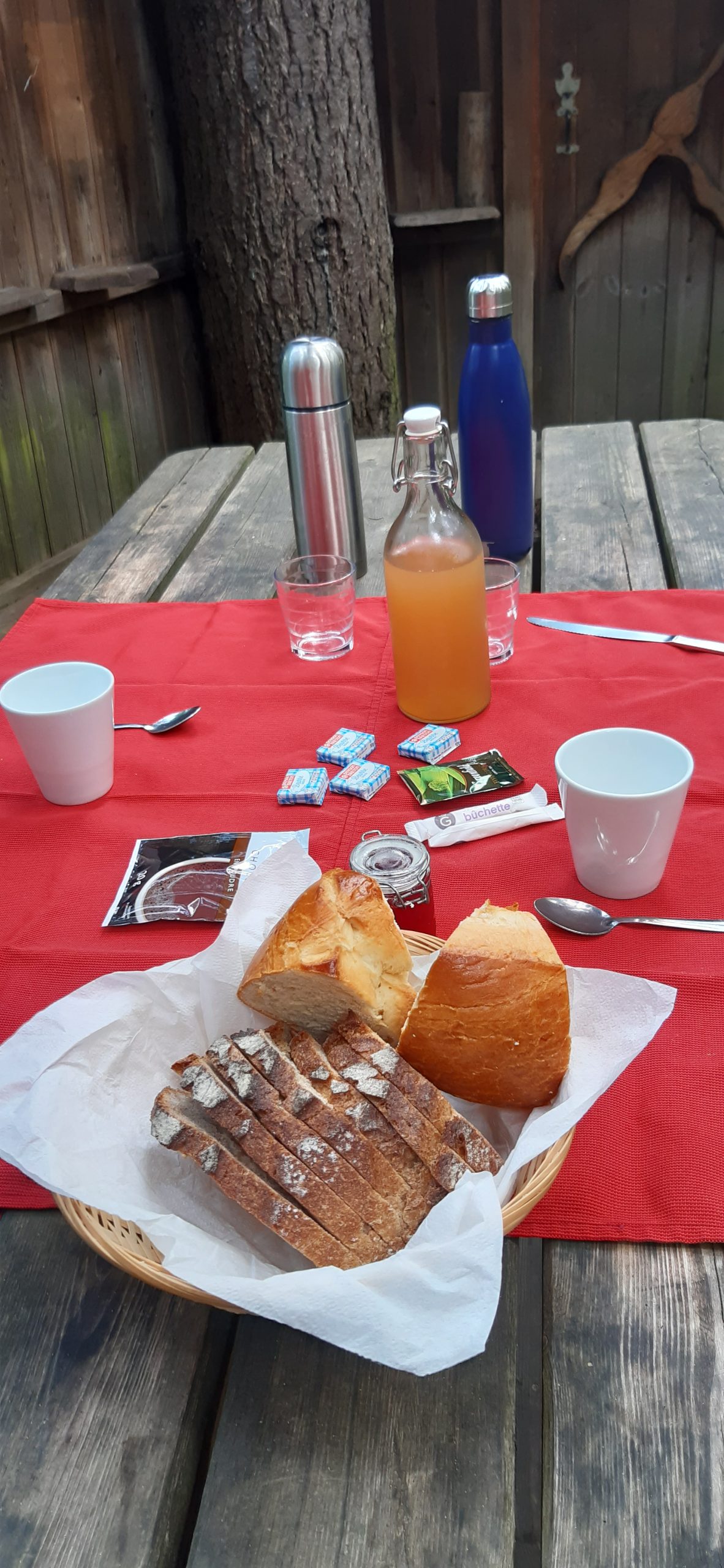 pdj 20240717_120011 Hébergement insolite en Auvergne-Rhône-Alpes, table en bois avec petit-déjeuner gourmand.