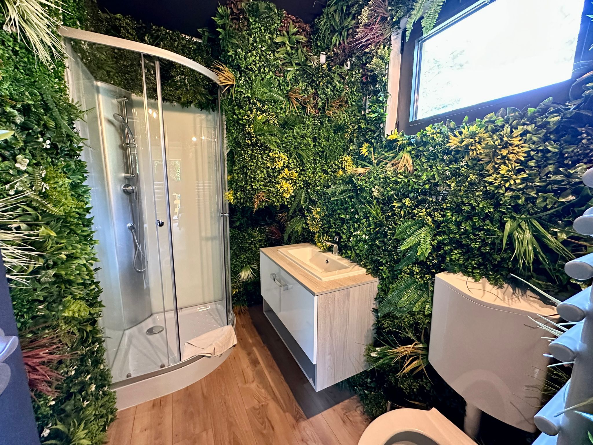 sdb Clairière Hébergement insolite en Auvergne-Rhône-Alpes avec salle de bain végétalisée et moderne.