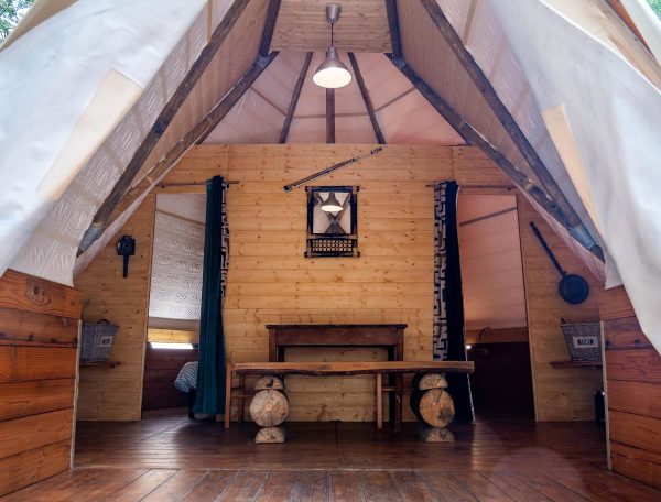 Au-Bonheur-Nomade-Tipi-Trappeur-Interieur-Salon-1-10m