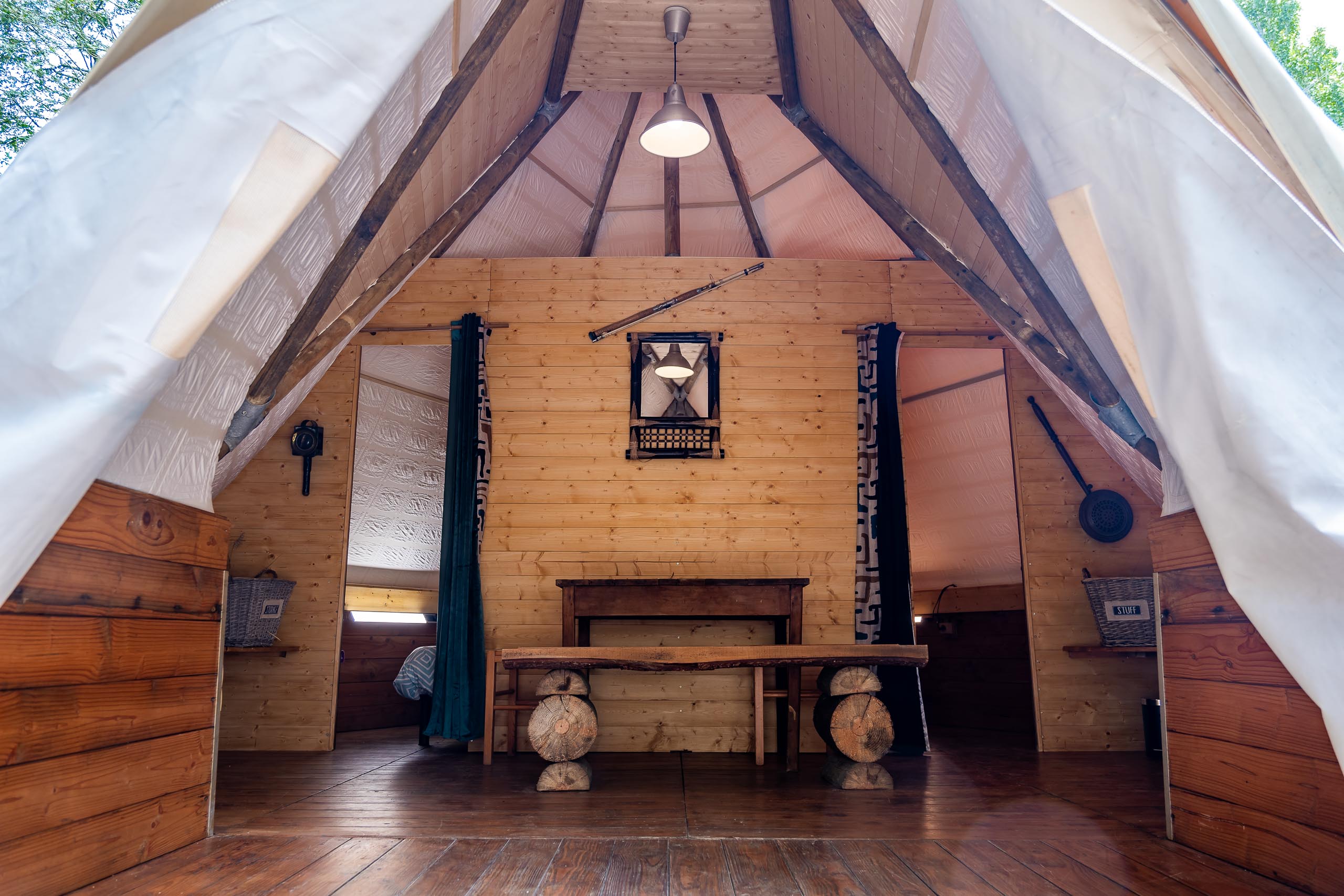 Au-Bonheur-Nomade-Tipi-Trappeur-Interieur-Salon-1-10m