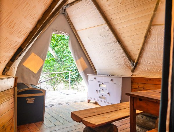 Au-Bonheur-Nomade-Tipi-Trappeur-Interieur-Salon-2-10m