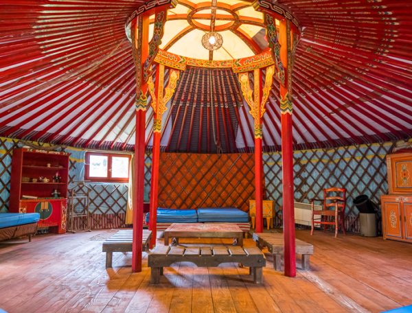 Au-Bonheur-Nomade-Yourte-Rouge-Interieur