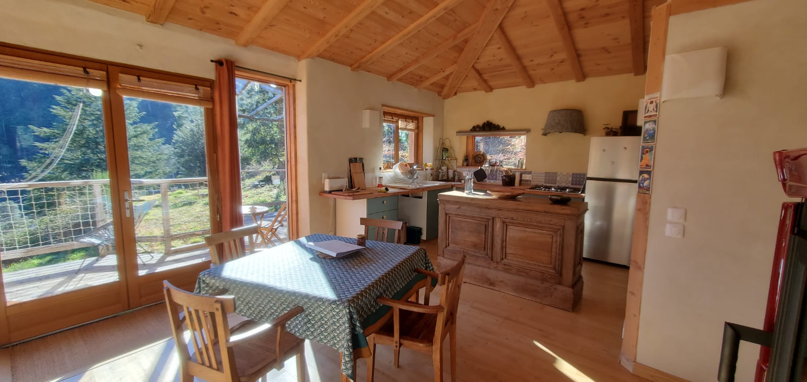 IMG-20240410-WA0001 Hébergement insolite en Languedoc-Roussillon, chalet en bois avec vue sur la nature.