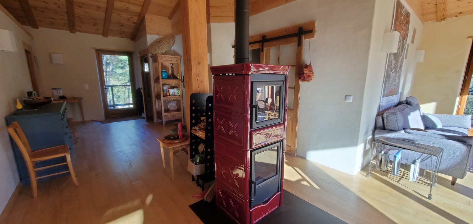 IMG-20240410-WA0002 Hébergement insolite en Languedoc-Roussillon avec poêle à bois et intérieur en bois chaleureux.