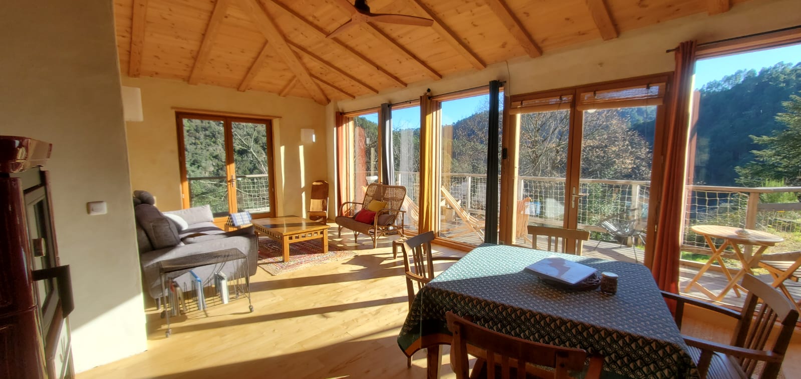 IMG-20240410-WA0003 Hébergement insolite en Languedoc-Roussillon, avec vue panoramique et intérieur lumineux.