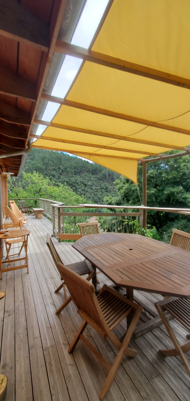 IMG-20240410-WA0005 Hébergement insolite en Languedoc-Roussillon avec terrasse en bois et vue verdoyante.