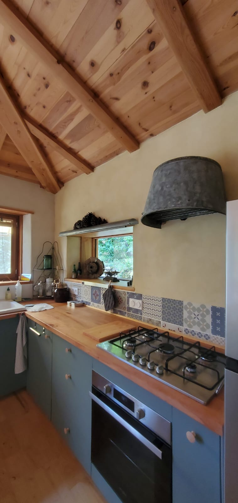 IMG-20240410-WA0006 Cabane en bois à Languedoc-Roussillon, avec cuisine au design rustique et plafond en bois.