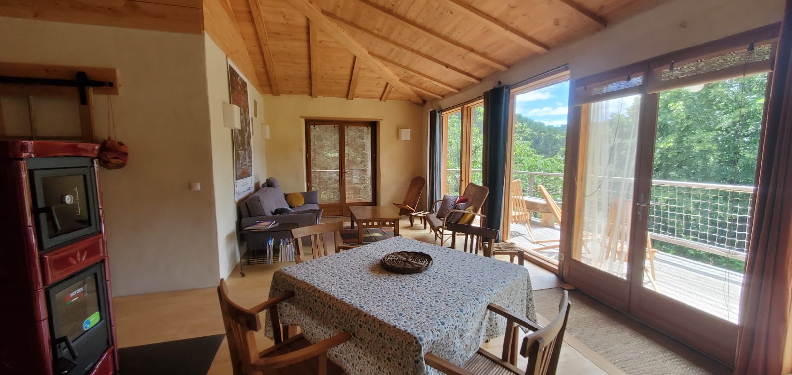 IMG-20240410-WA0007 Hébergement insolite en Languedoc-Roussillon, intérieur chaleureux avec vue sur la nature.