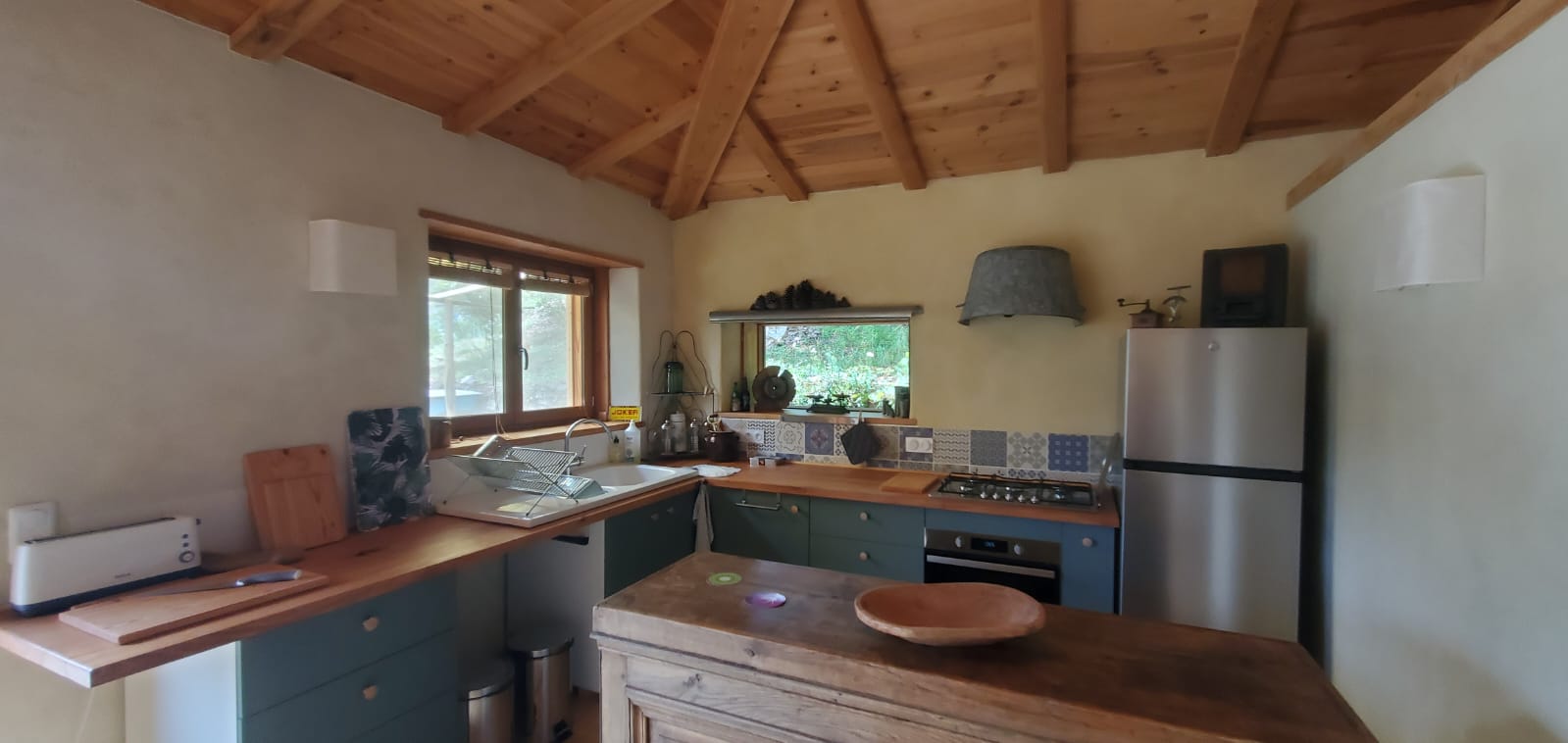 IMG-20240410-WA0008 Cuisine chaleureuse dun hébergement insolite en bois à Languedoc-Roussillon.