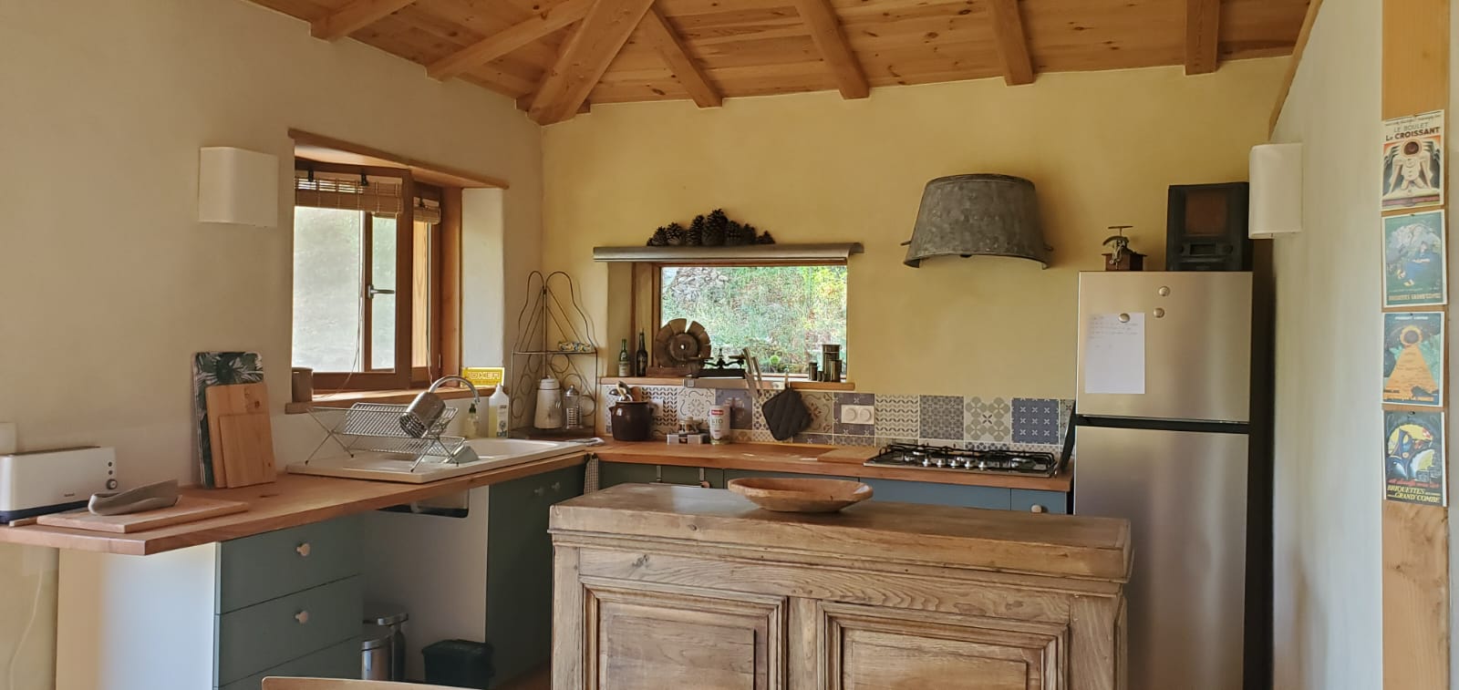 IMG-20240410-WA0011 Hébergement insolite en Languedoc-Roussillon, cuisine chaleureuse avec plafond en bois.
