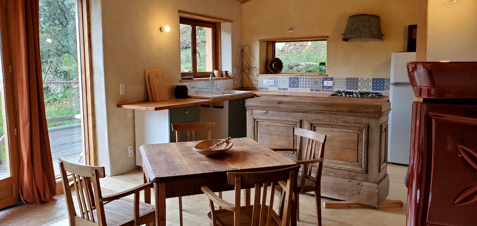 IMG-20240410-WA0014 Hébergement insolite en Languedoc-Roussillon, cuisine chaleureuse avec mobilier en bois.
