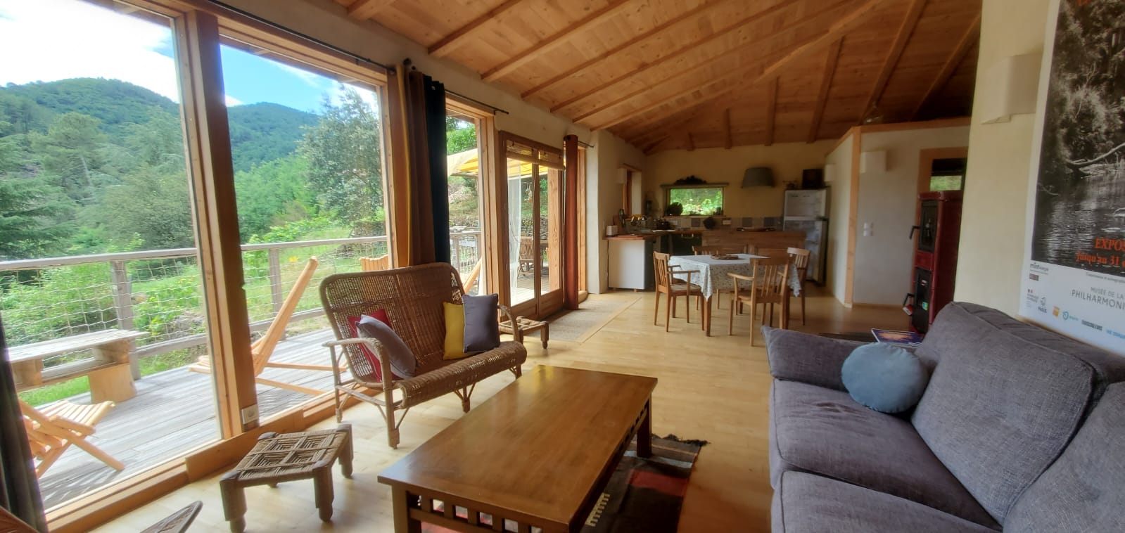 IMG-20240410-WA0015 Chalet moderne en bois avec vue sur la nature, lumineux et accueillant.