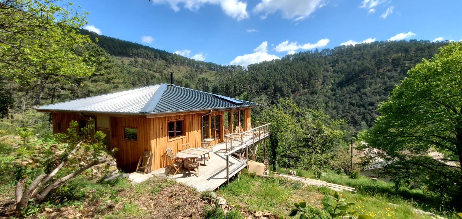 IMG-20240410-WA0016 Chalet en bois avec terrasse, niché dans la verdure du Languedoc-Roussillon.