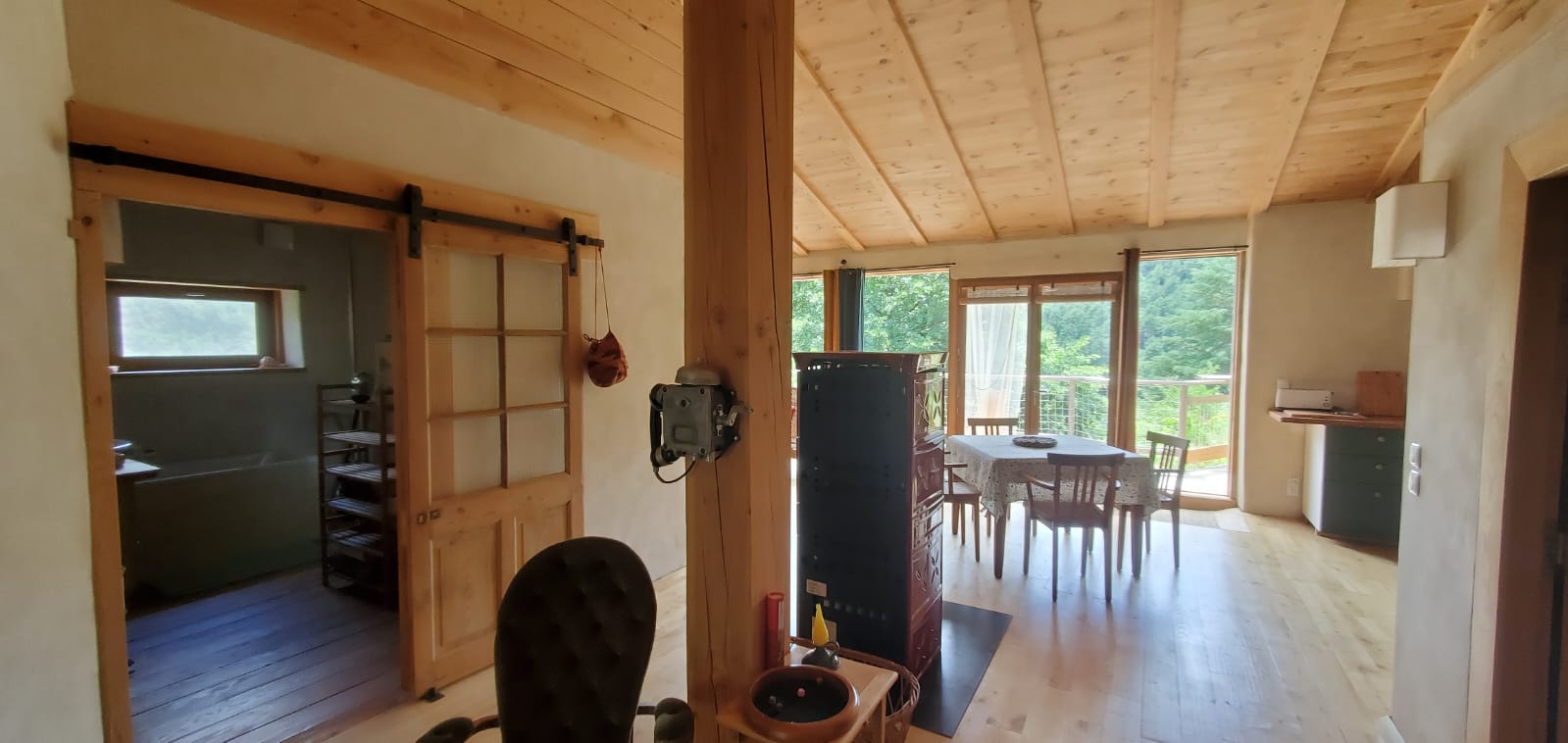 IMG-20240410-WA0017 Hébergement insolite en bois à Languedoc-Roussillon, avec grandes baies vitrées et lumière