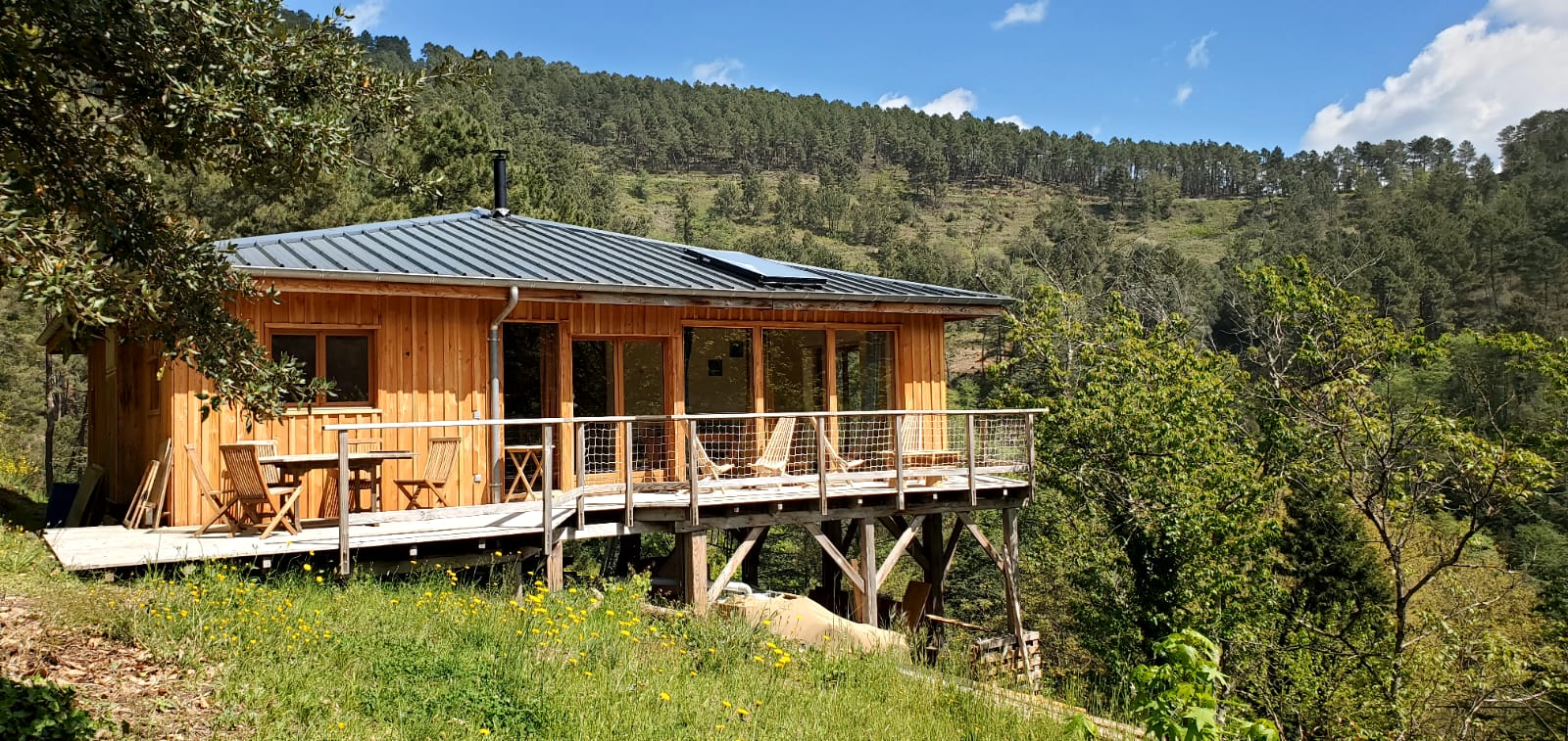 IMG-20240410-WA0018 Cabane en bois perchée, offrant une vue panoramique sur la nature verdoyante.