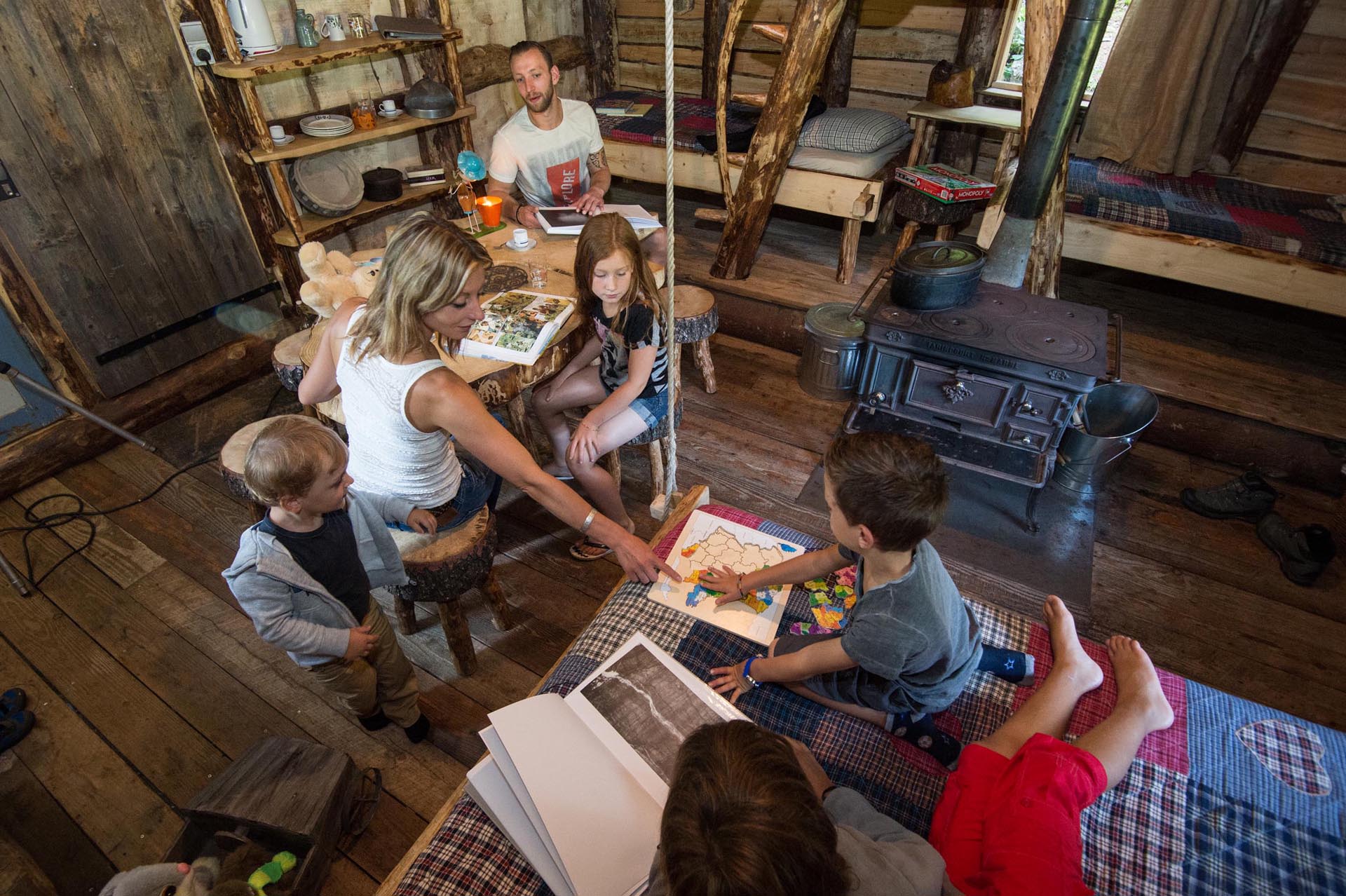 cabane-perchee-gerardmer-reve-de-gosse Cabane en bois dans le Grand-Est, famille réunie autour dune table en bois.