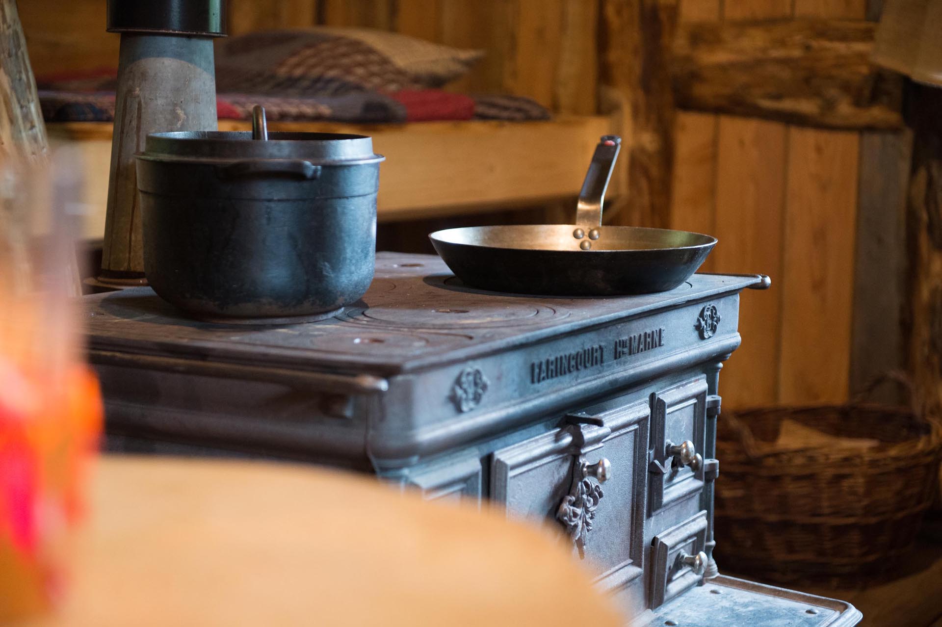 chambre-insolite-vosges-reve-de-gosse Hébergement insolite en Grand-Est : poêle vintage et ambiance chaleureuse en bois.