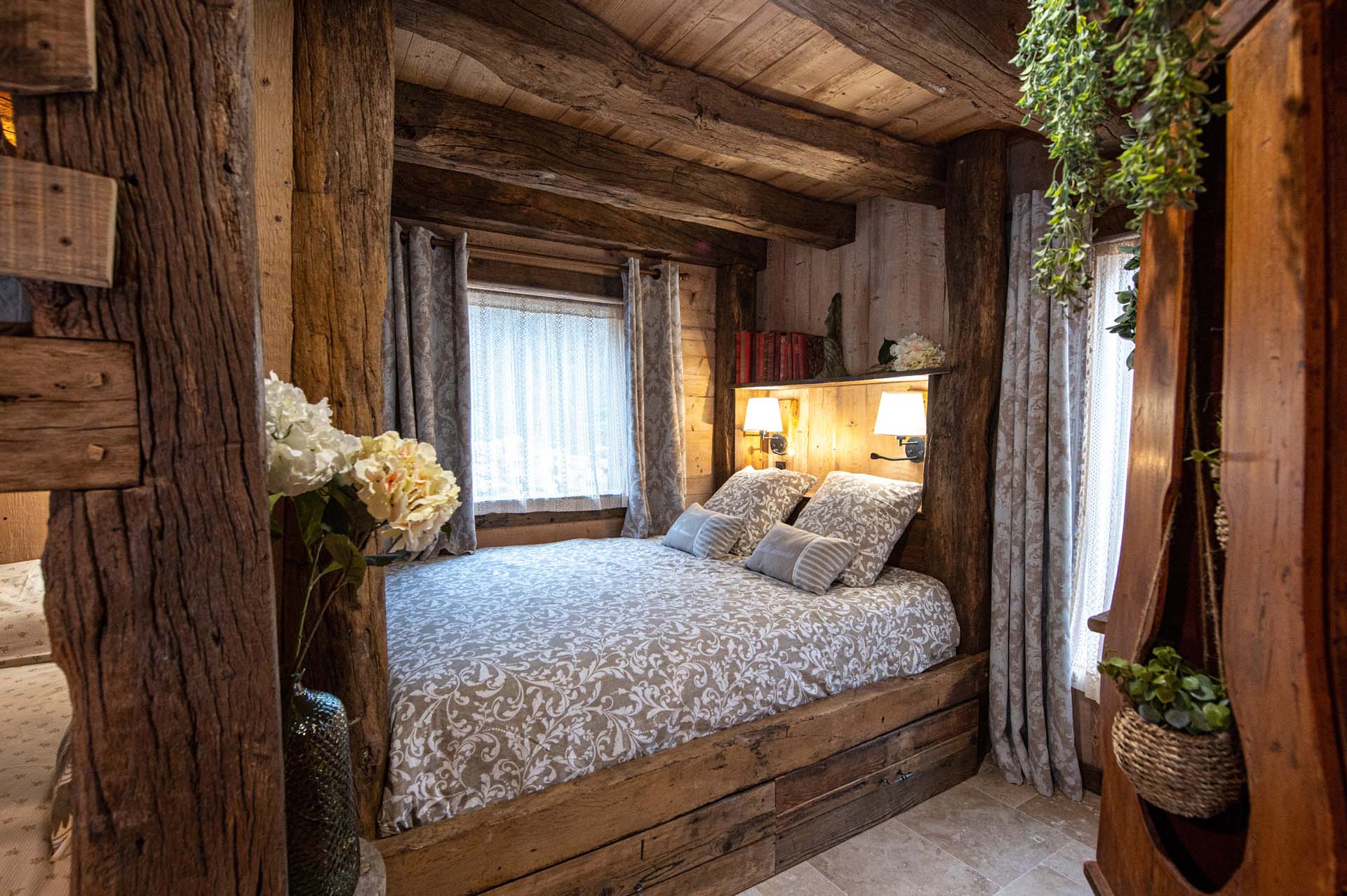 couchage-cabane-vosges Chalet en bois chaleureux avec lit douillet et décoration rustique à Grand-Est.