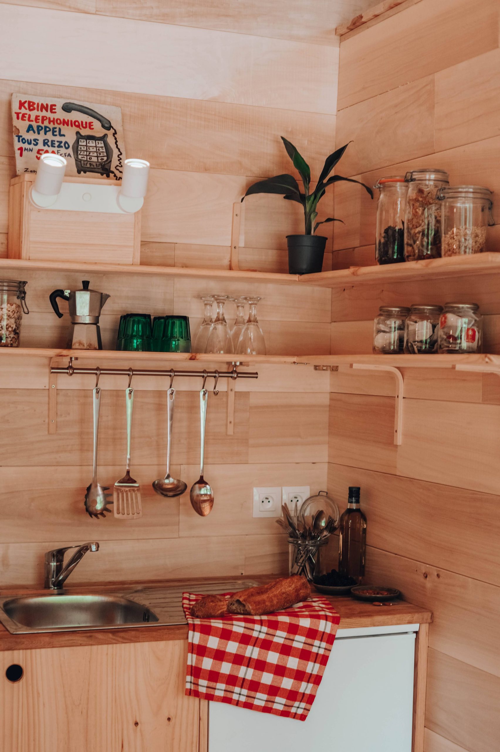 cuisine Hébergement insolite en bois en Nouvelle-Aquitaine, cuisine chaleureuse et moderne.