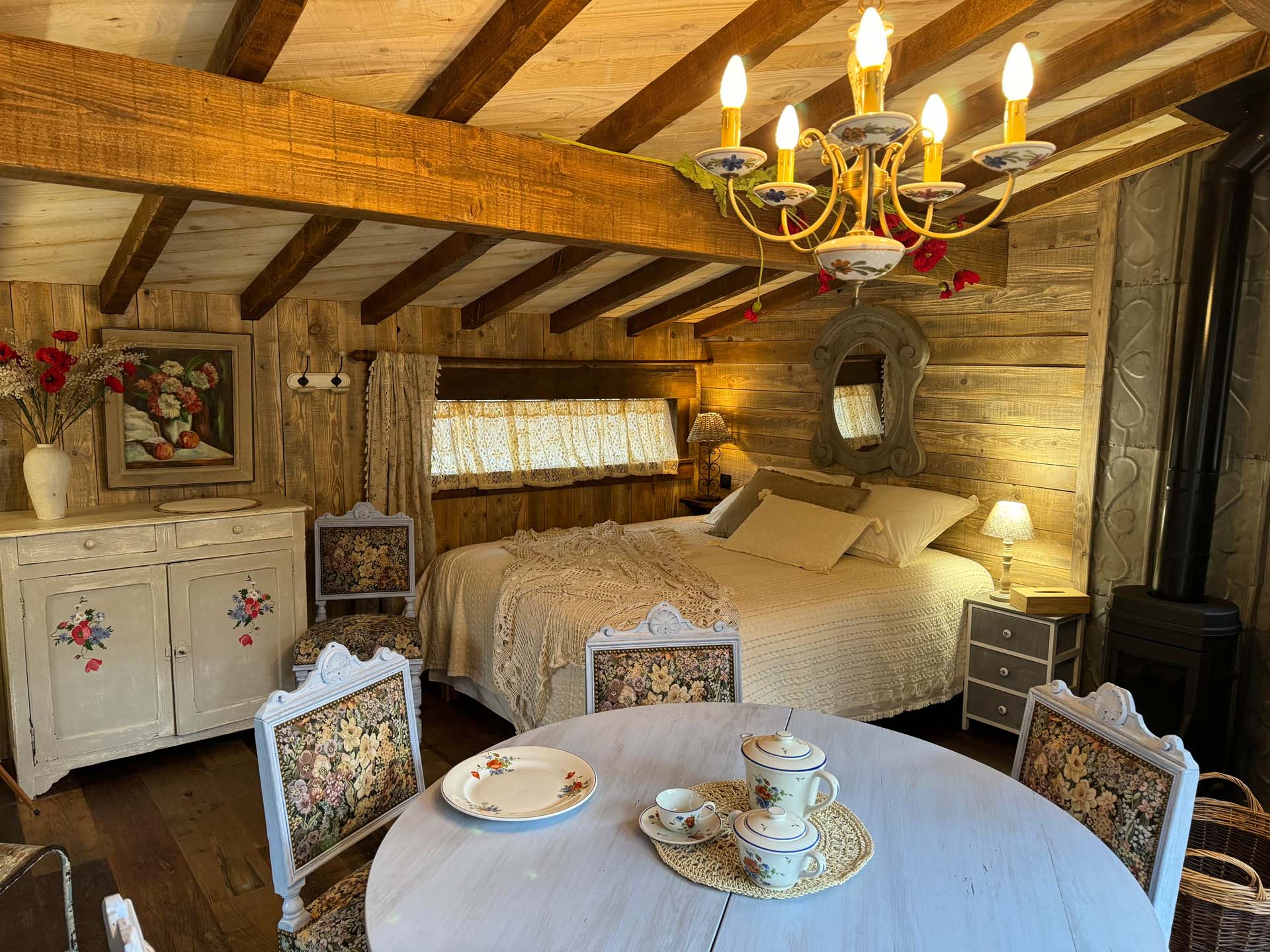 deco-interieure-cabane-insolite Chalet en bois chaleureux avec lit douillet et décoration vintage à Grand-Est.