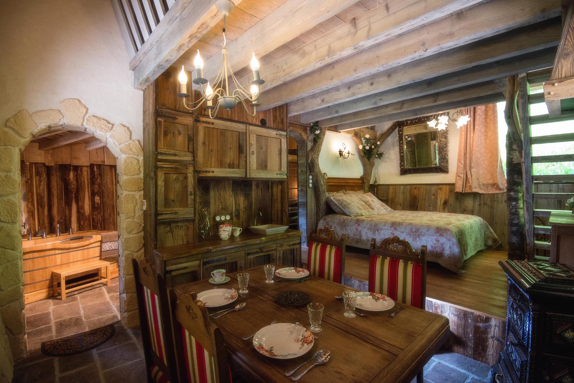 location-cabane-dans-les-arbres-vosges-exception Hébergement insolite en bois à Grand-Est, avec un coin repas et une chambre cosy.