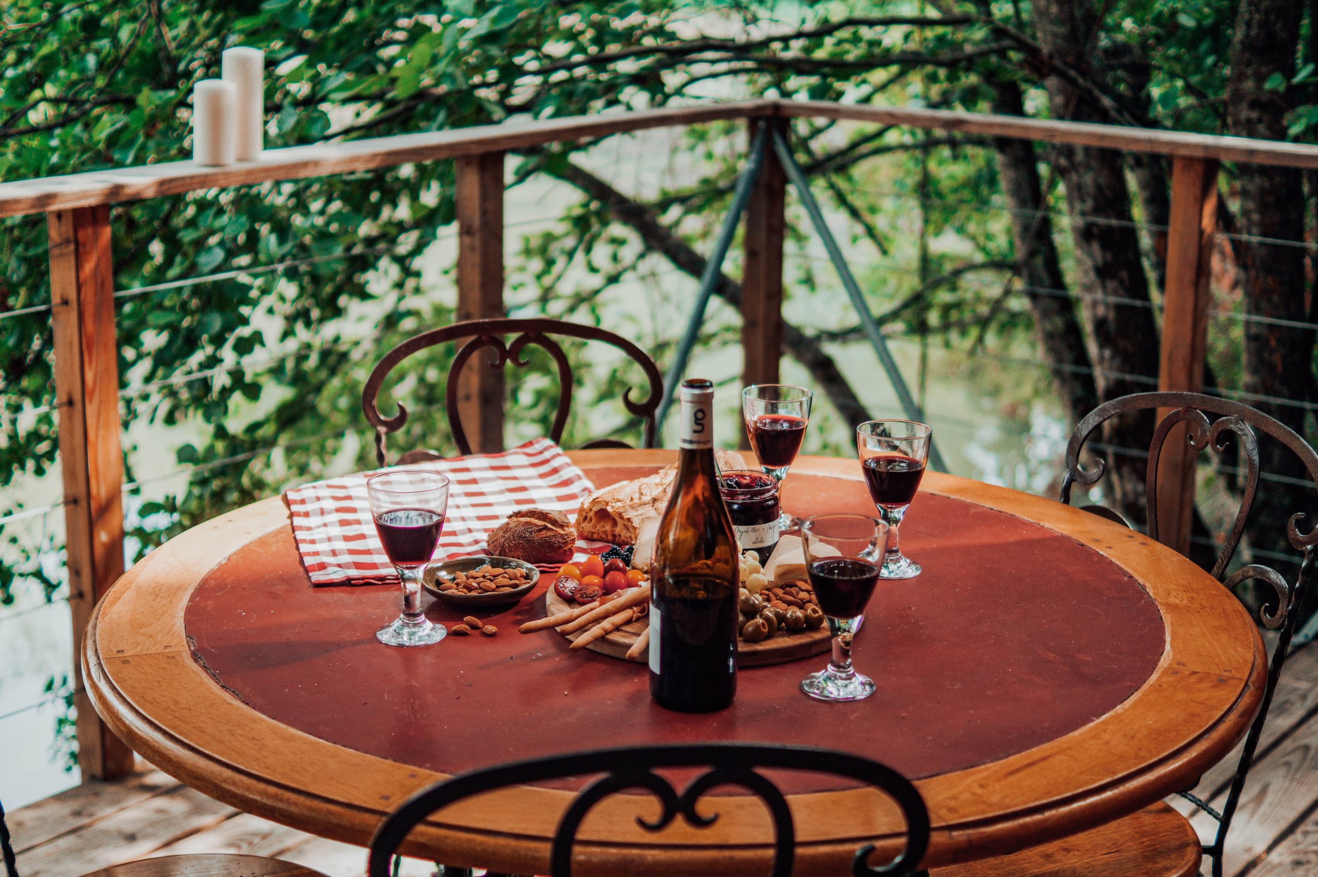 lunch Table en bois avec vin et tapas, dans un hébergement insolite en Nouvelle-Aquitaine.