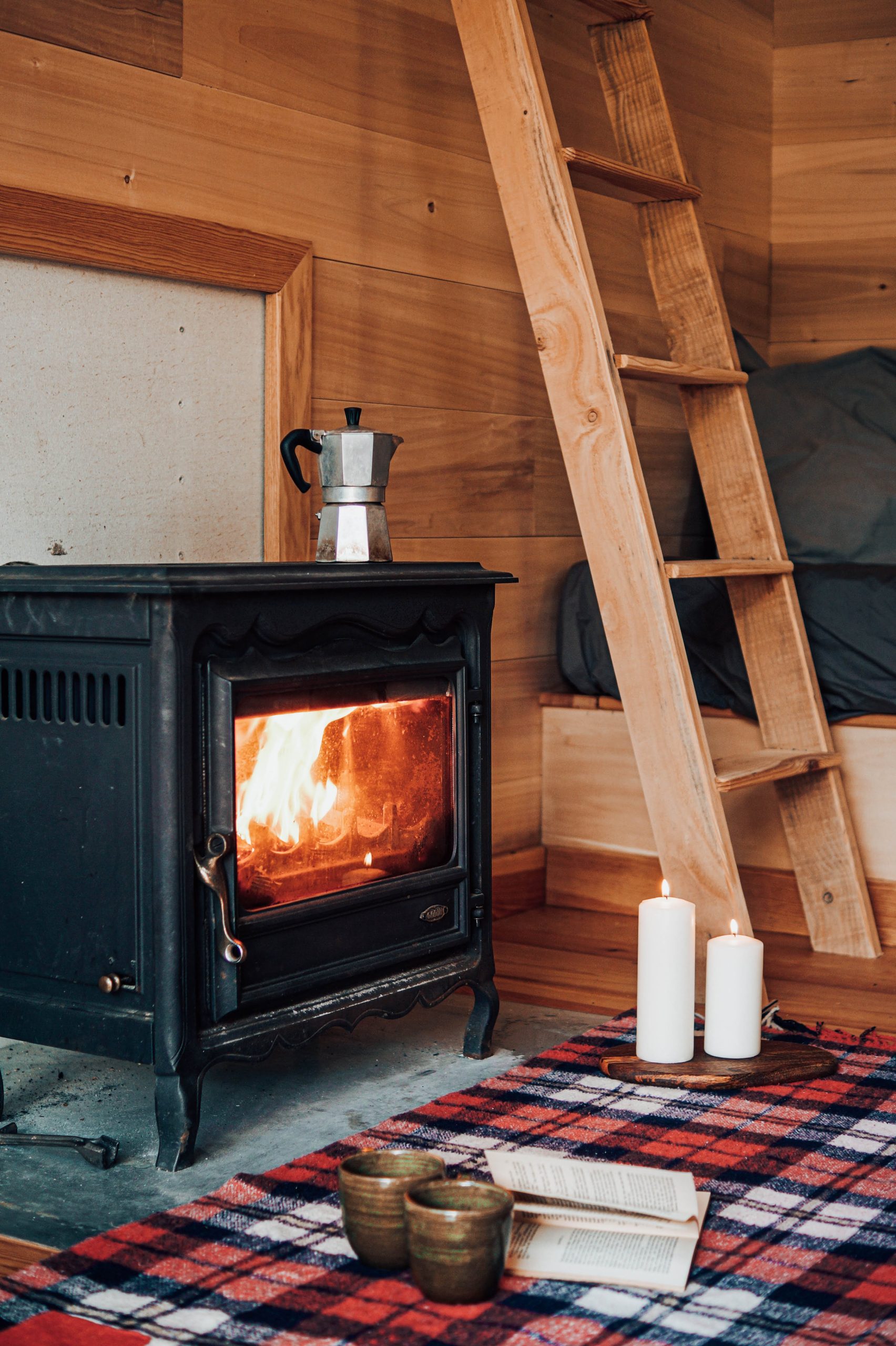 poele Hébergement insolite en Nouvelle-Aquitaine avec poêle à bois et ambiance chaleureuse.