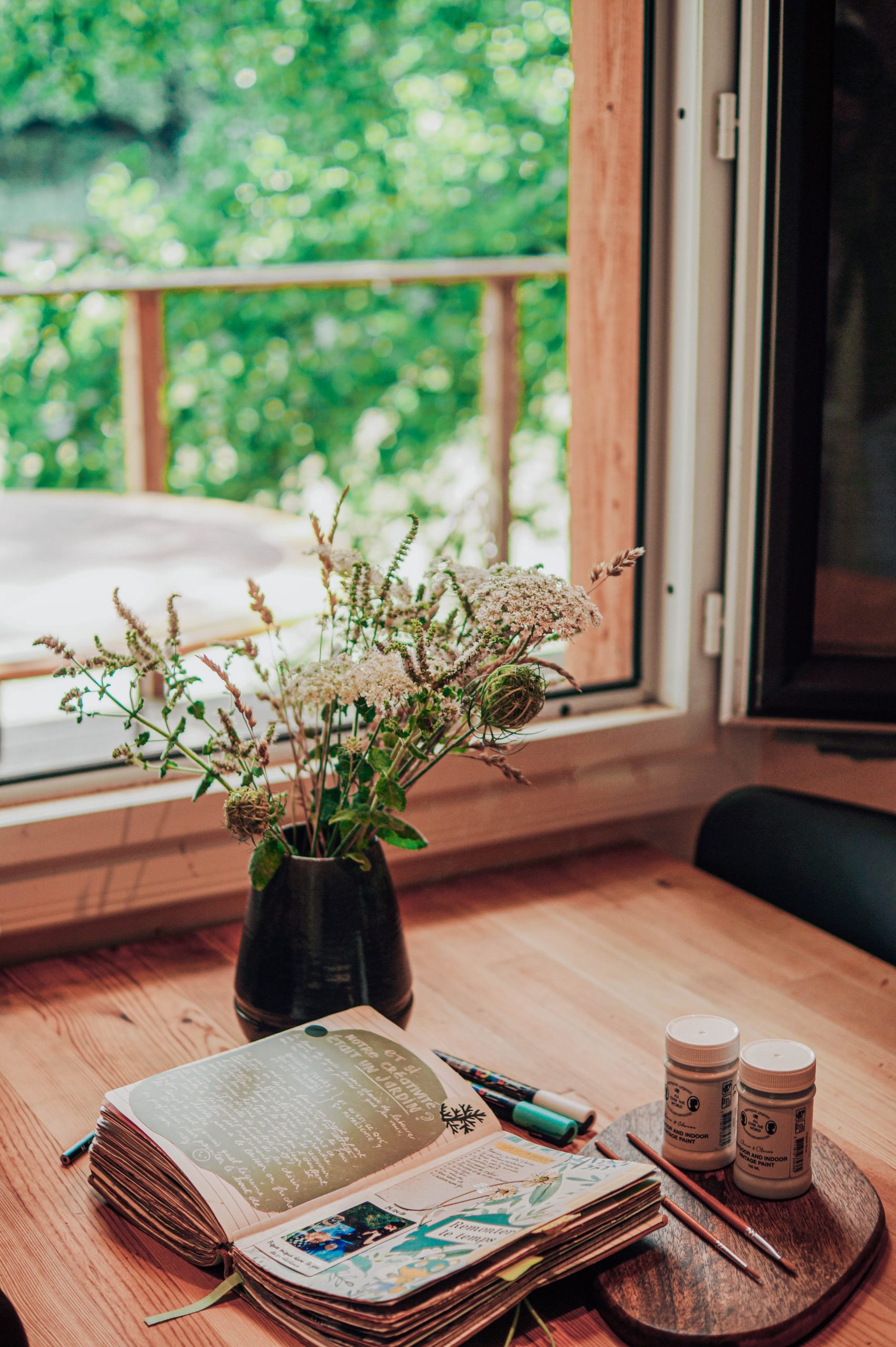 reading Hébergement insolite en Nouvelle-Aquitaine avec vue sur la nature et un coin bureau accueillant.