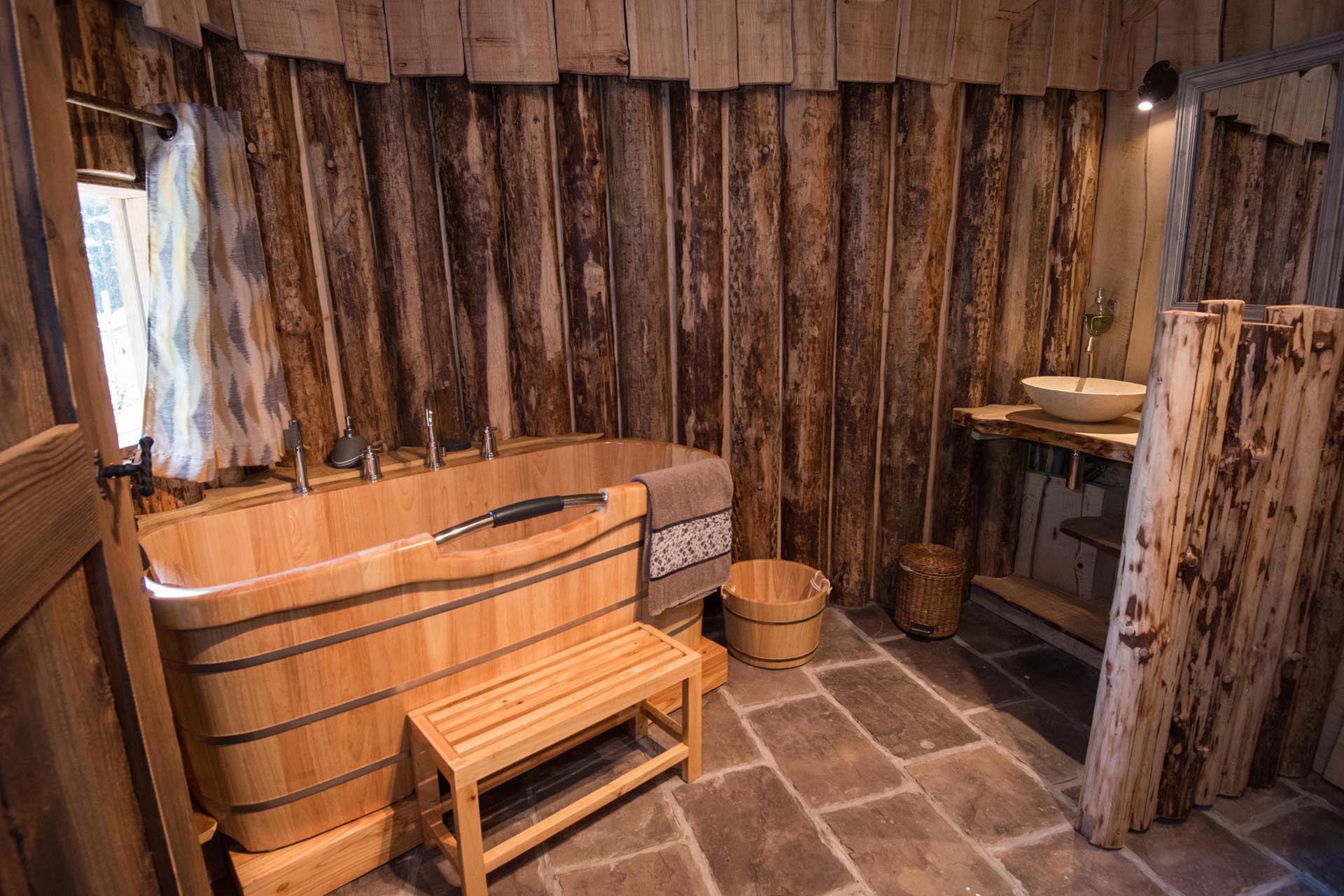 sejour-nature-gerardmer-cabane-perchee Hébergement insolite en bois avec baignoire en bois et murs rustiques à Grand-Est.