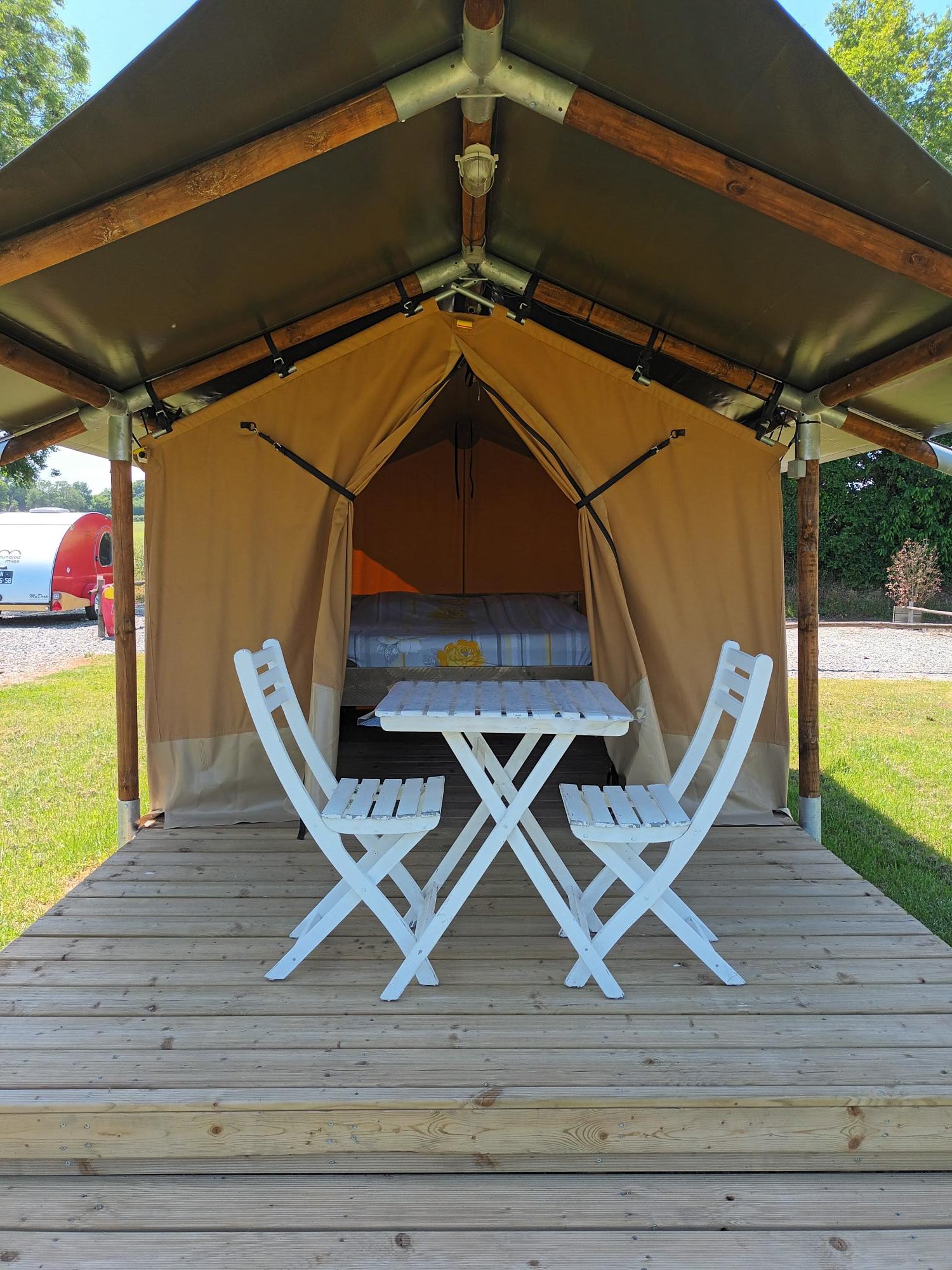 20230602_134447 Tente safari cosy avec terrasse en bois et mobilier blanc dans le Pays de la Loire.