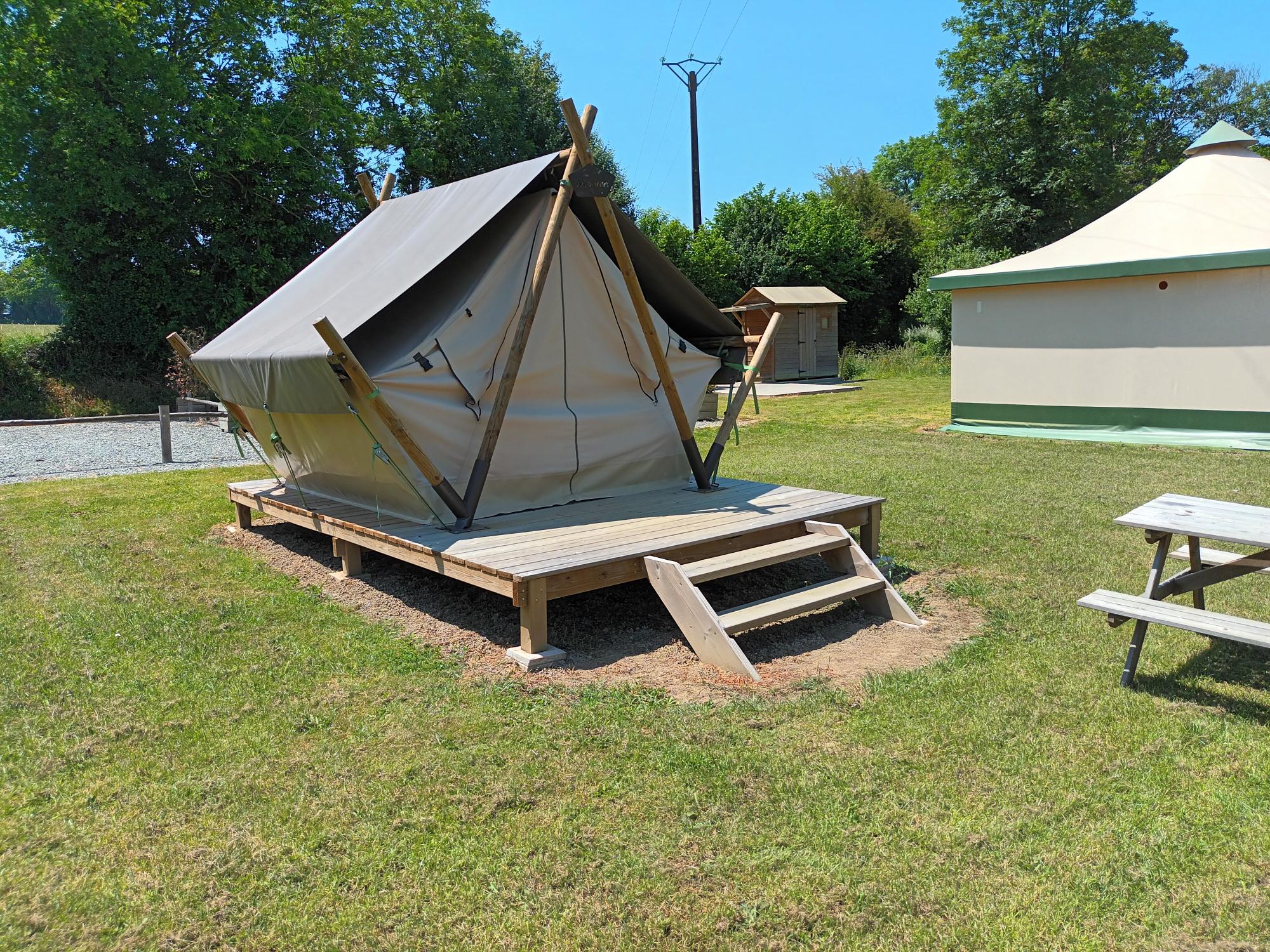 20230602_134553 Tente safari sur plateforme en bois, située dans un cadre verdoyant en Pays de la Loire.