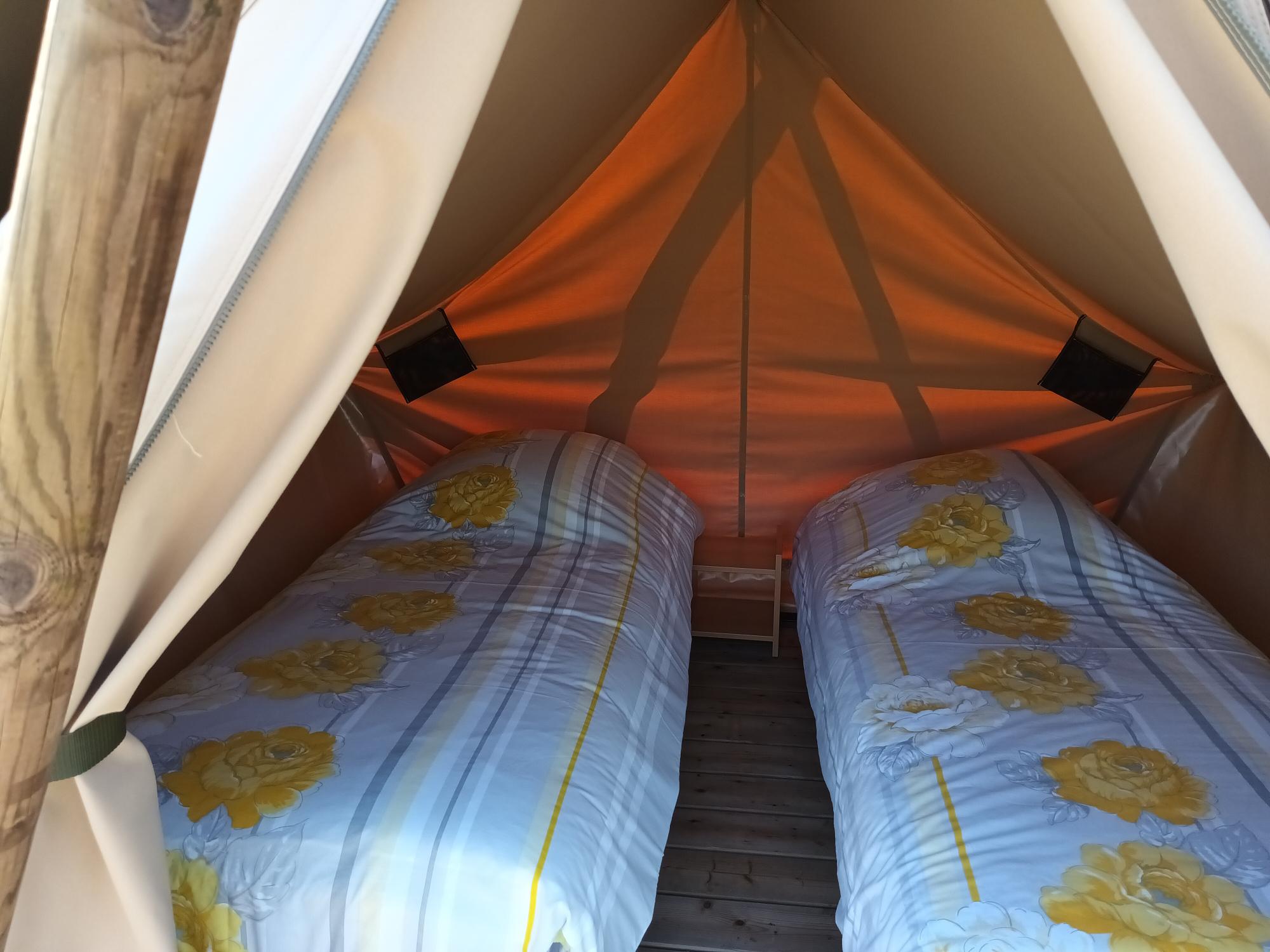 20230602_134727 Tente safari confortable avec lits à fleurs, idéale pour un séjour insolite en Pays de la Loire.