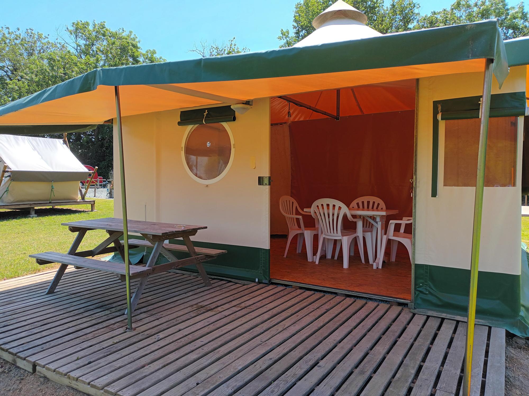 20230602_135108 Tente safari spacieuse avec terrasse en bois et mobilier de jardin au Pays de la Loire.