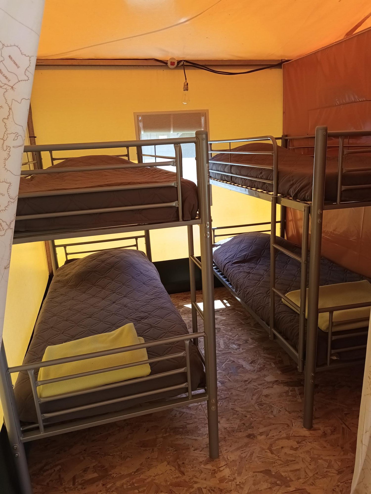 20230602_135421 Chambre partagée en tente avec lits superposés et décoration colorée.
