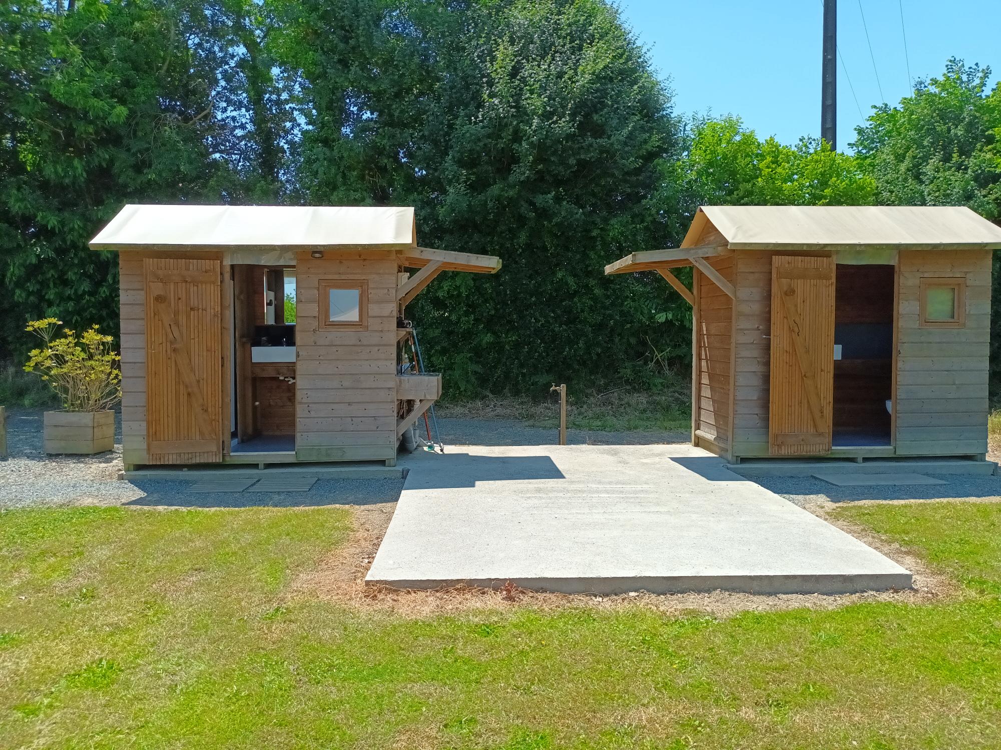 20230602_135614 Hébergement insolite en bois à Pays de la Loire, avec deux cabanes lumineuses.