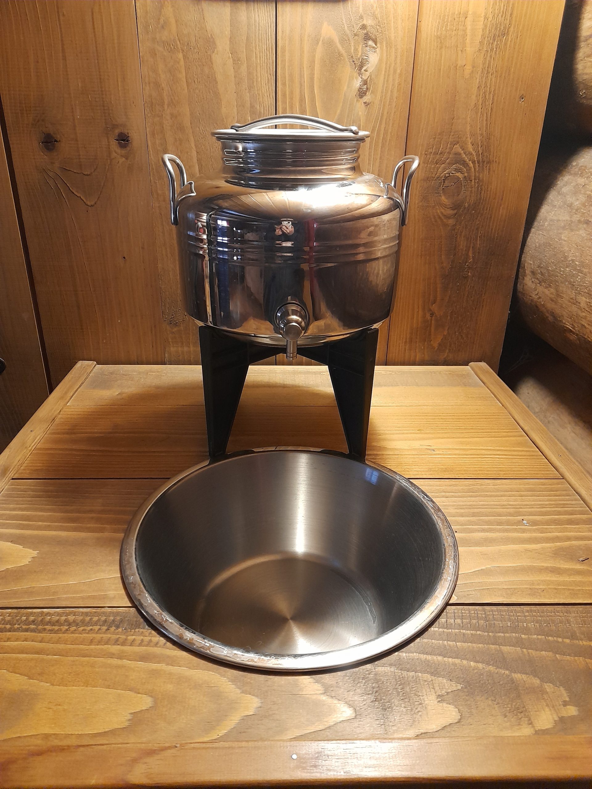 20250301_160941 Hébergement insolite en Auvergne-Rhône-Alpes avec un pot en métal sur un support en bois.