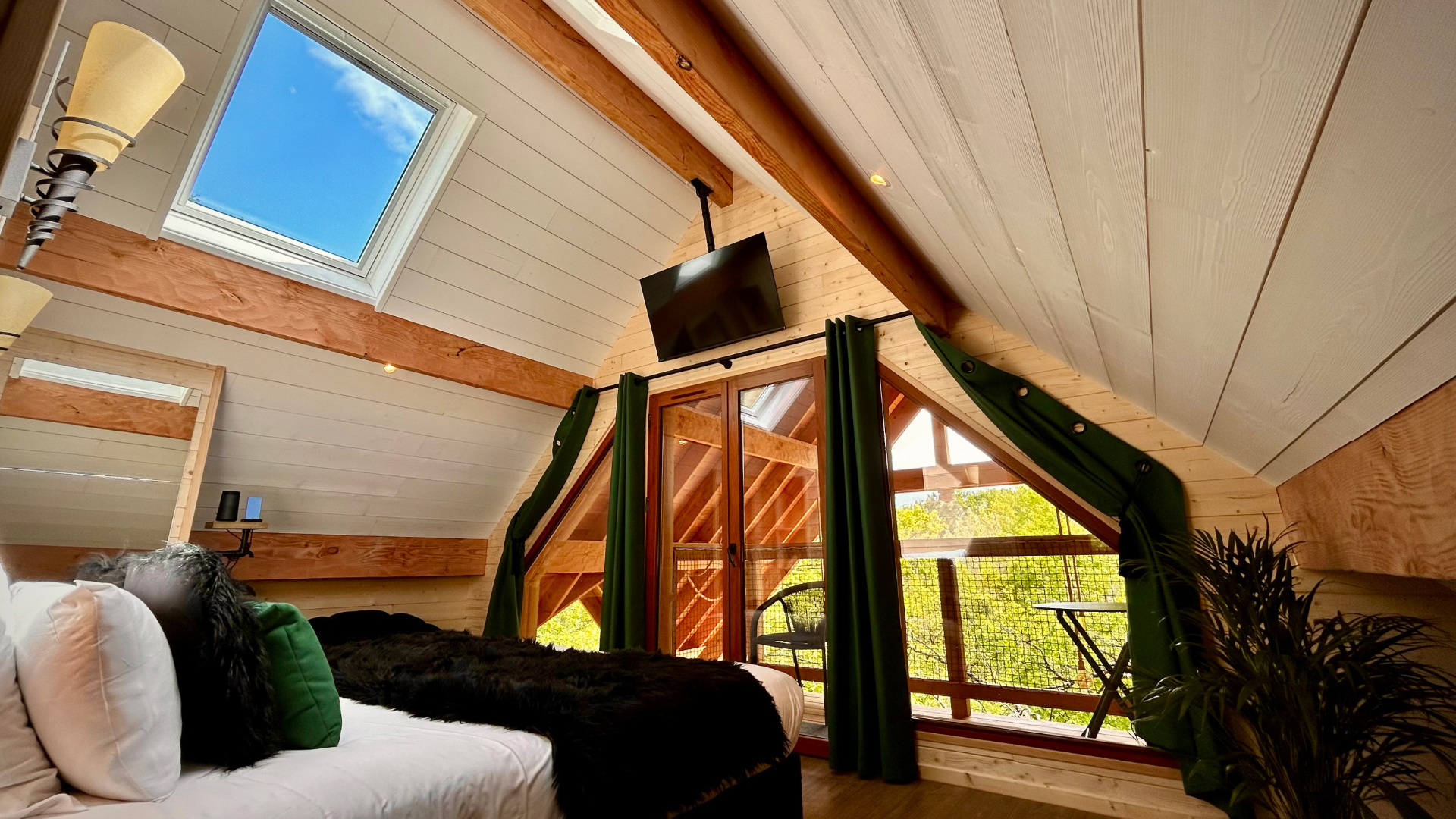 Cabane perchée Quercy luxe romantique Chalet en bois avec vue sur la nature, lit confortable et balcon lumineux.