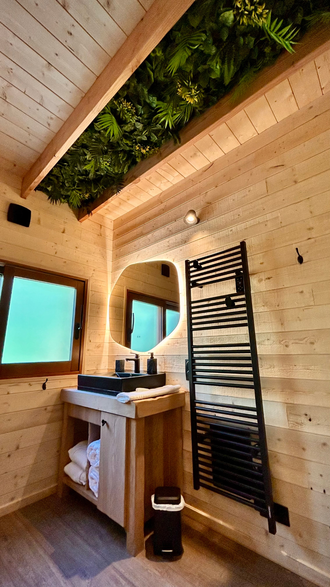 Cabin salle de bain domaine de la male Hébergement insolite en Midi-Pyrénées, intérieur en bois avec plafond végétal.