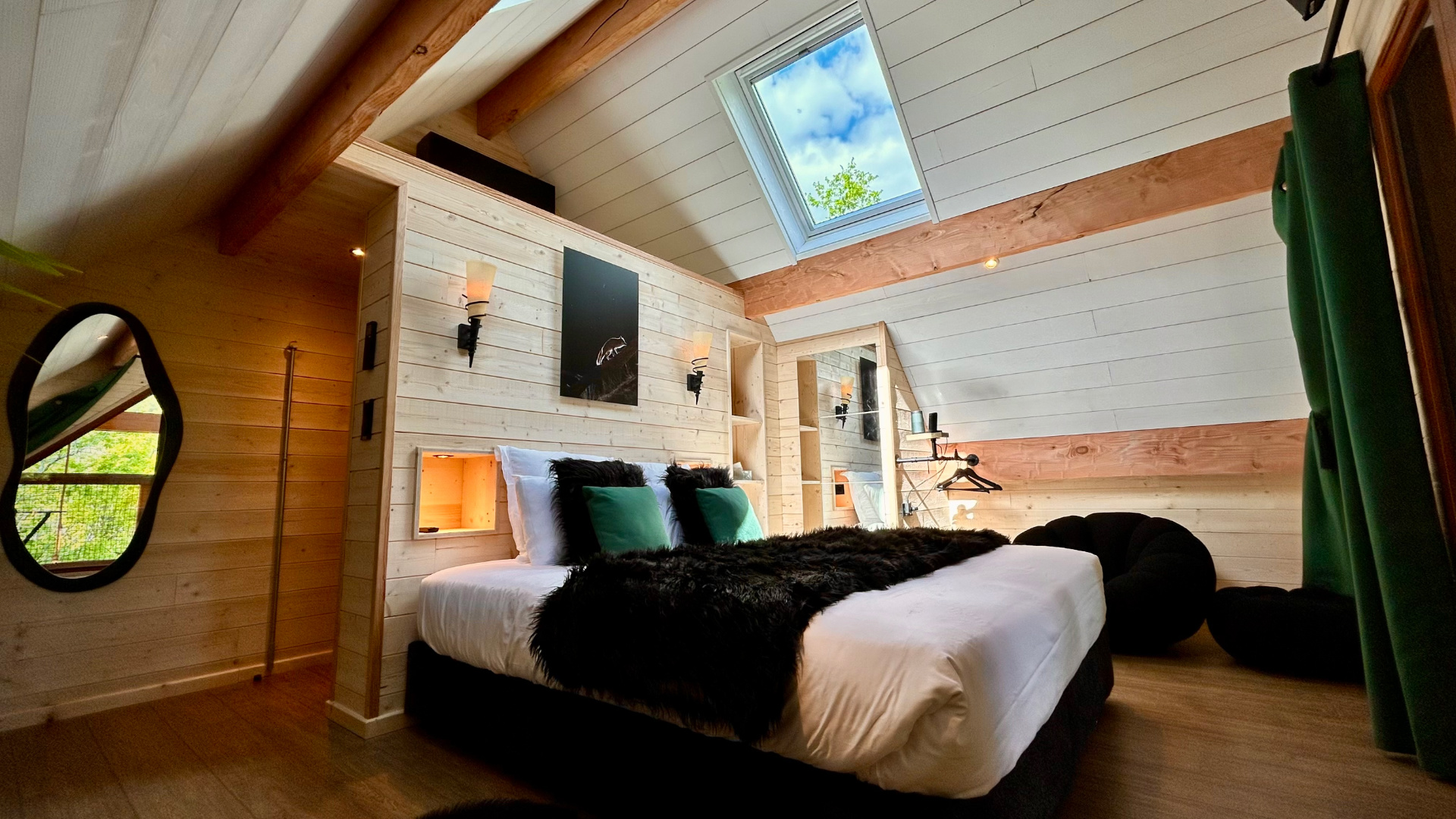 Chambre luxe cabane dans les arbres jacuzzi toulouse Chalet moderne en Midi-Pyrénées, avec lit douillet et grandes fenêtres lumineuses.