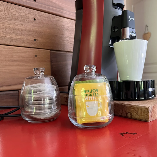 Complimentary tea and coffee Lodge Espace café dans un hébergement insolite en Aquitaine, avec thé et café en sachets.