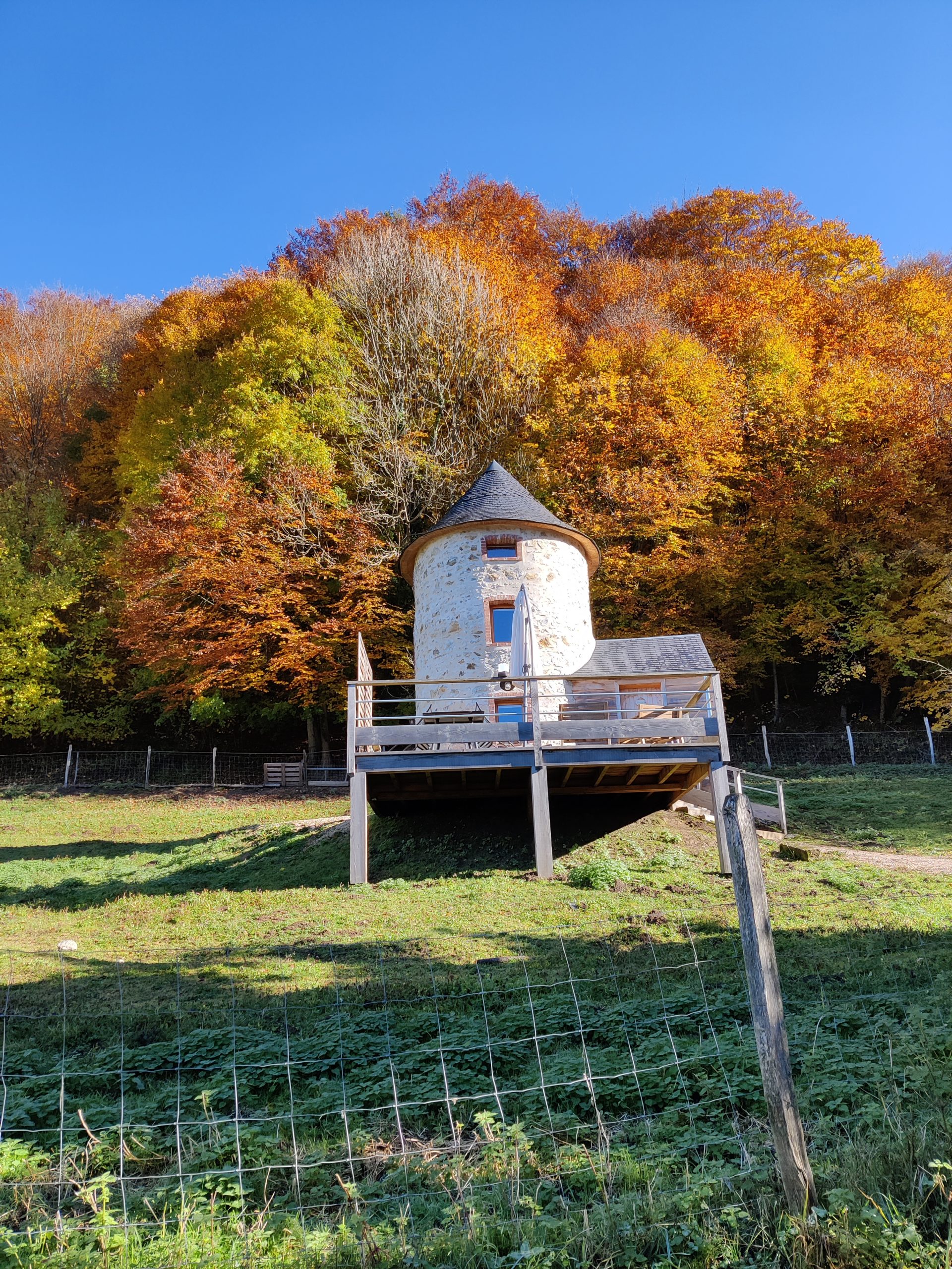 IMG_20211119_115703 Moulin en bois perché, entouré darbres aux couleurs dautomne, à Midi-Pyrénées.