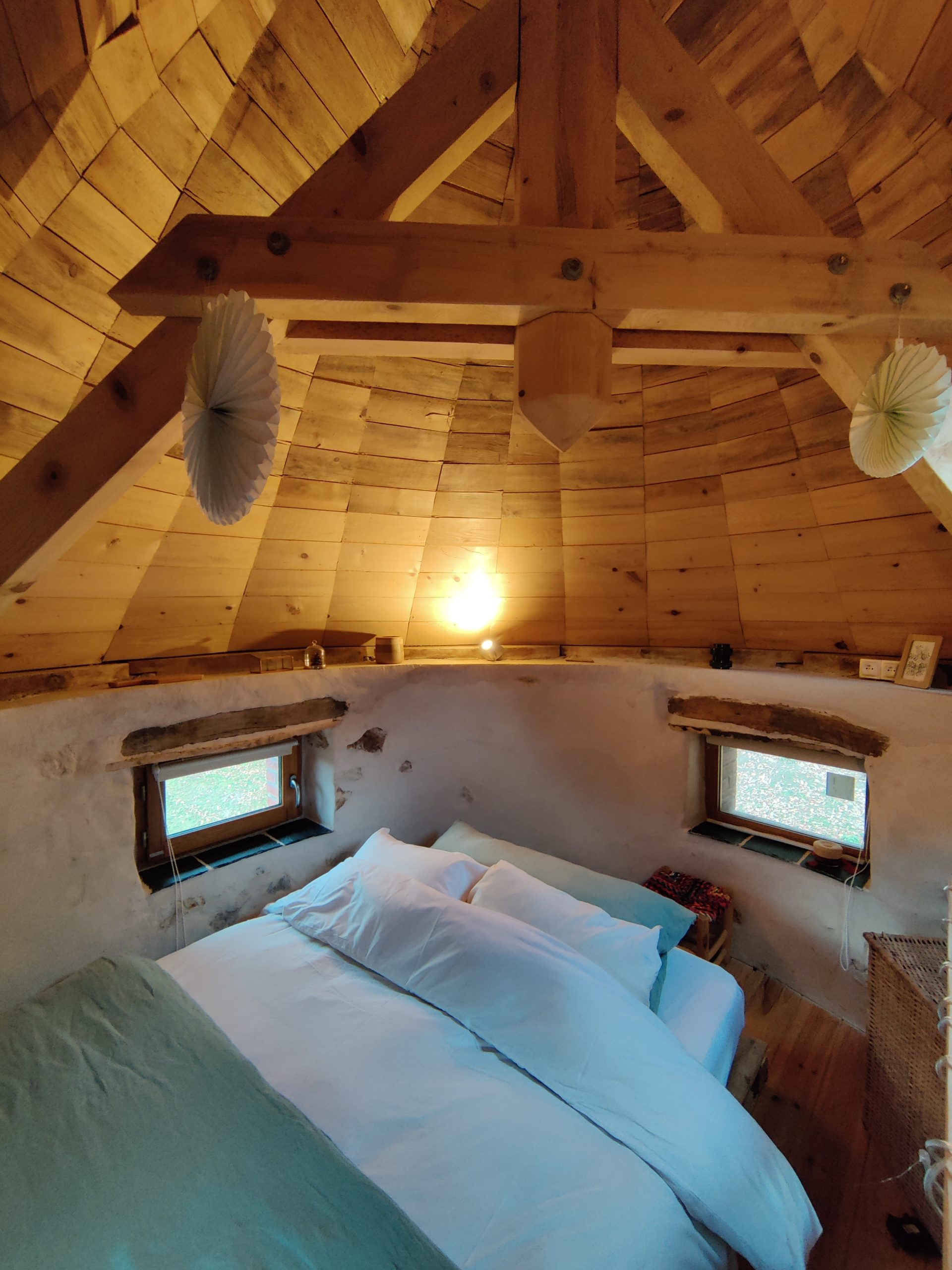 IMG_20211226_165651 Chalet en bois rond avec un intérieur chaleureux et lumineux, idéal pour un séjour cocooning.