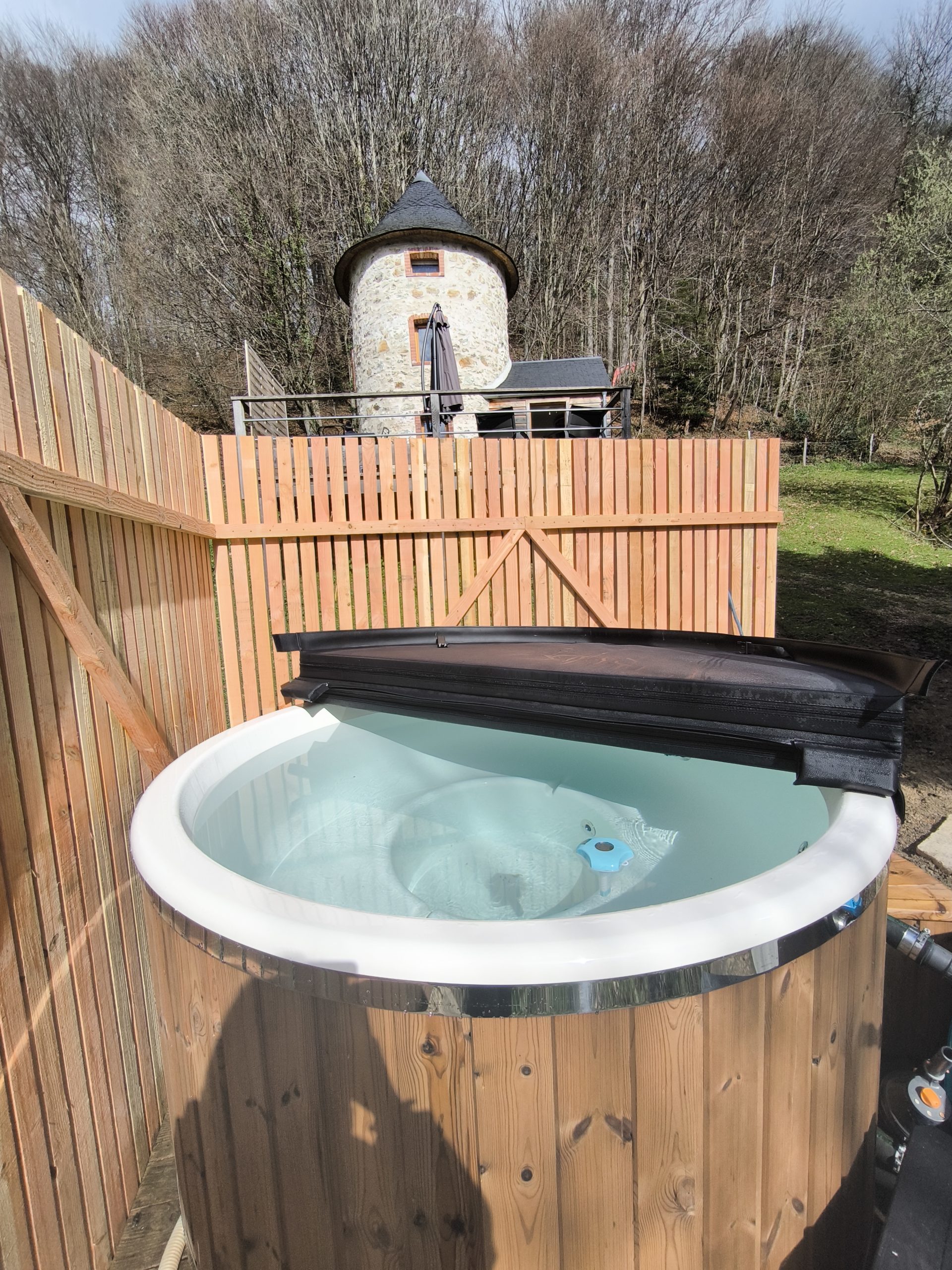 IMG_20250329_154319 (1) Hébergement insolite en Midi-Pyrénées : un gîte en pierre avec jacuzzi en bois.